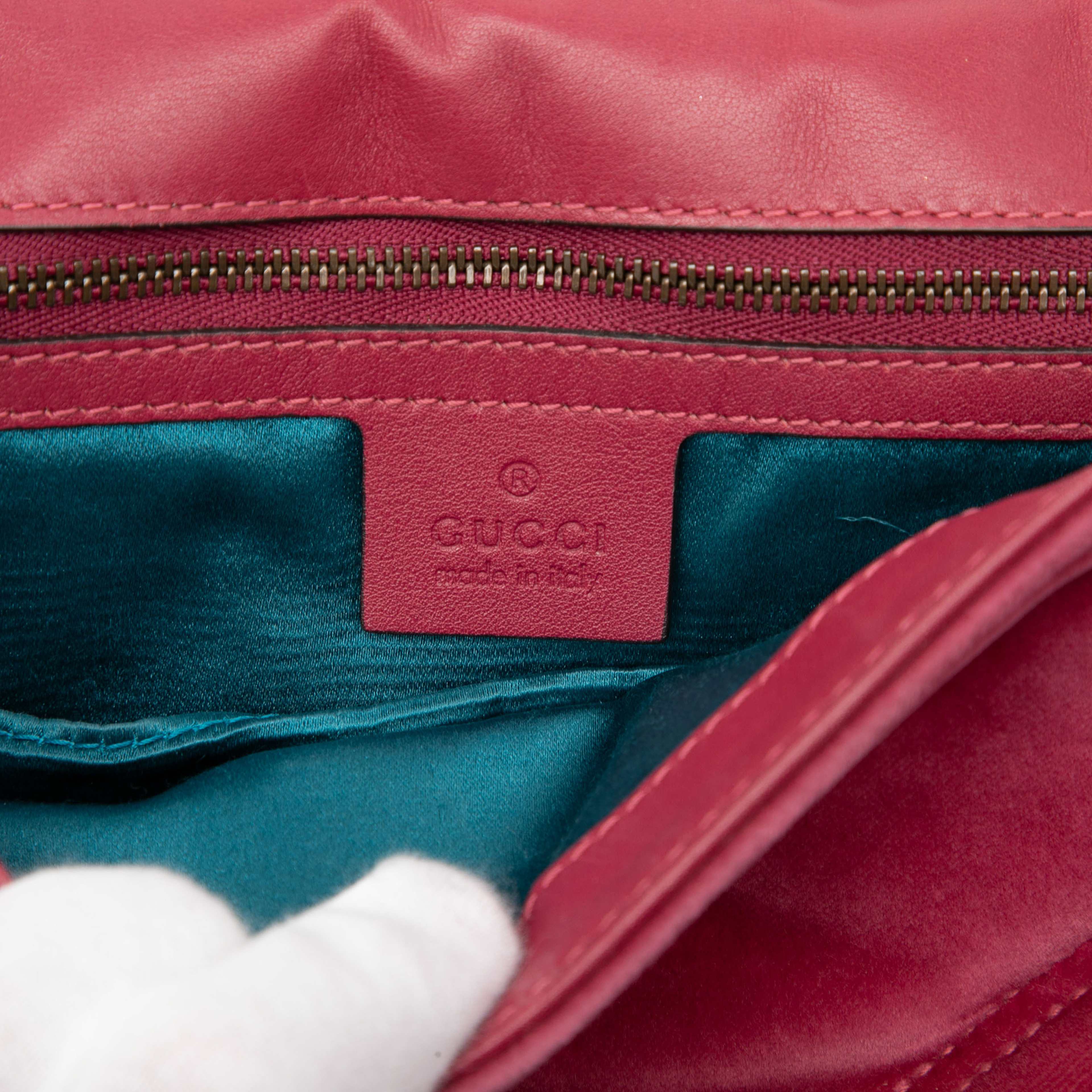 Gucci Large Gg Marmont Matelasse Velvet Embroidered Blind For Love Shoulder Bag, från Luxclusif, i färgen dark pink. Klicka för att öppna bilden i stort format