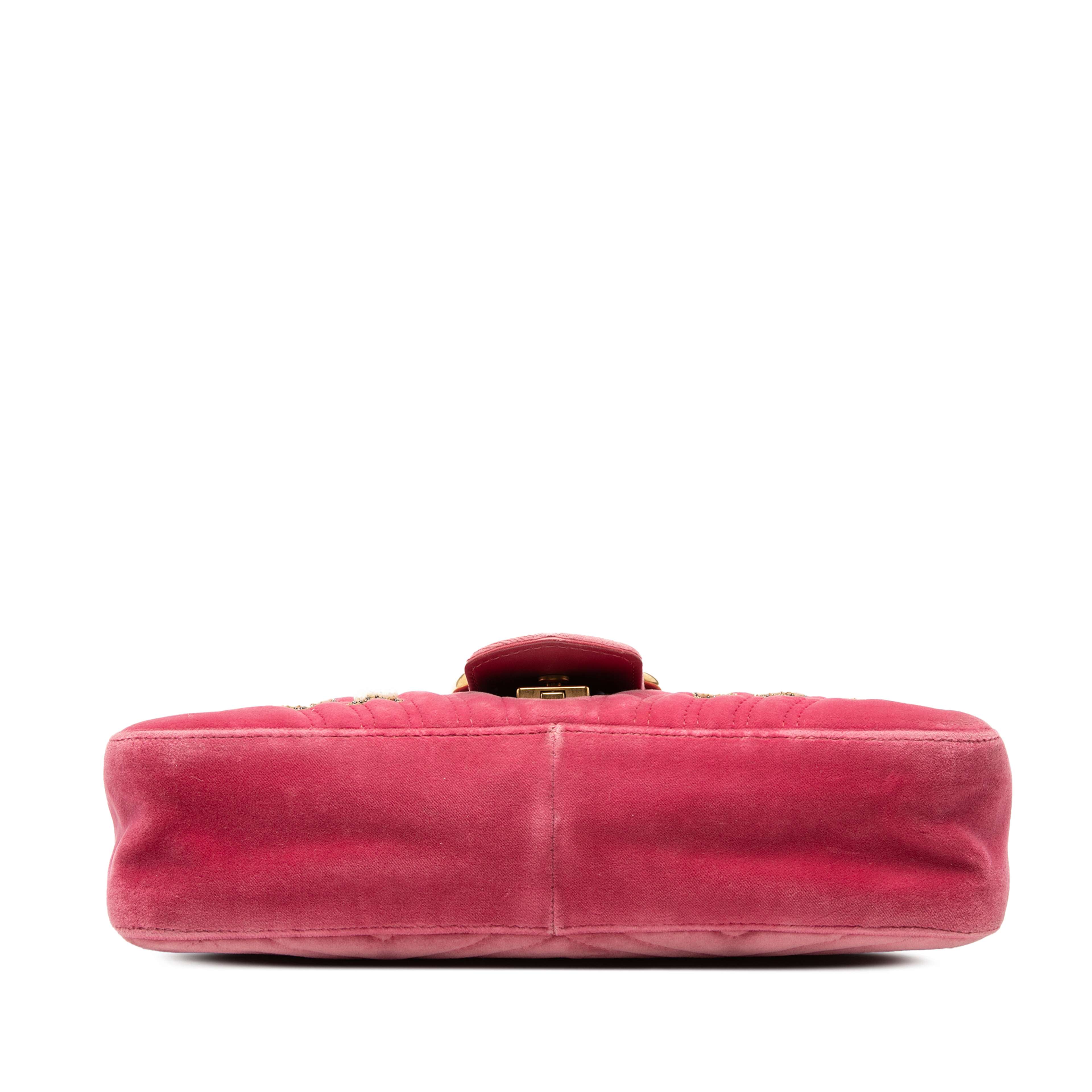 Gucci Large Gg Marmont Matelasse Velvet Embroidered Blind For Love Shoulder Bag, från Luxclusif, i färgen rosa. Klicka för att öppna bilden i stort format