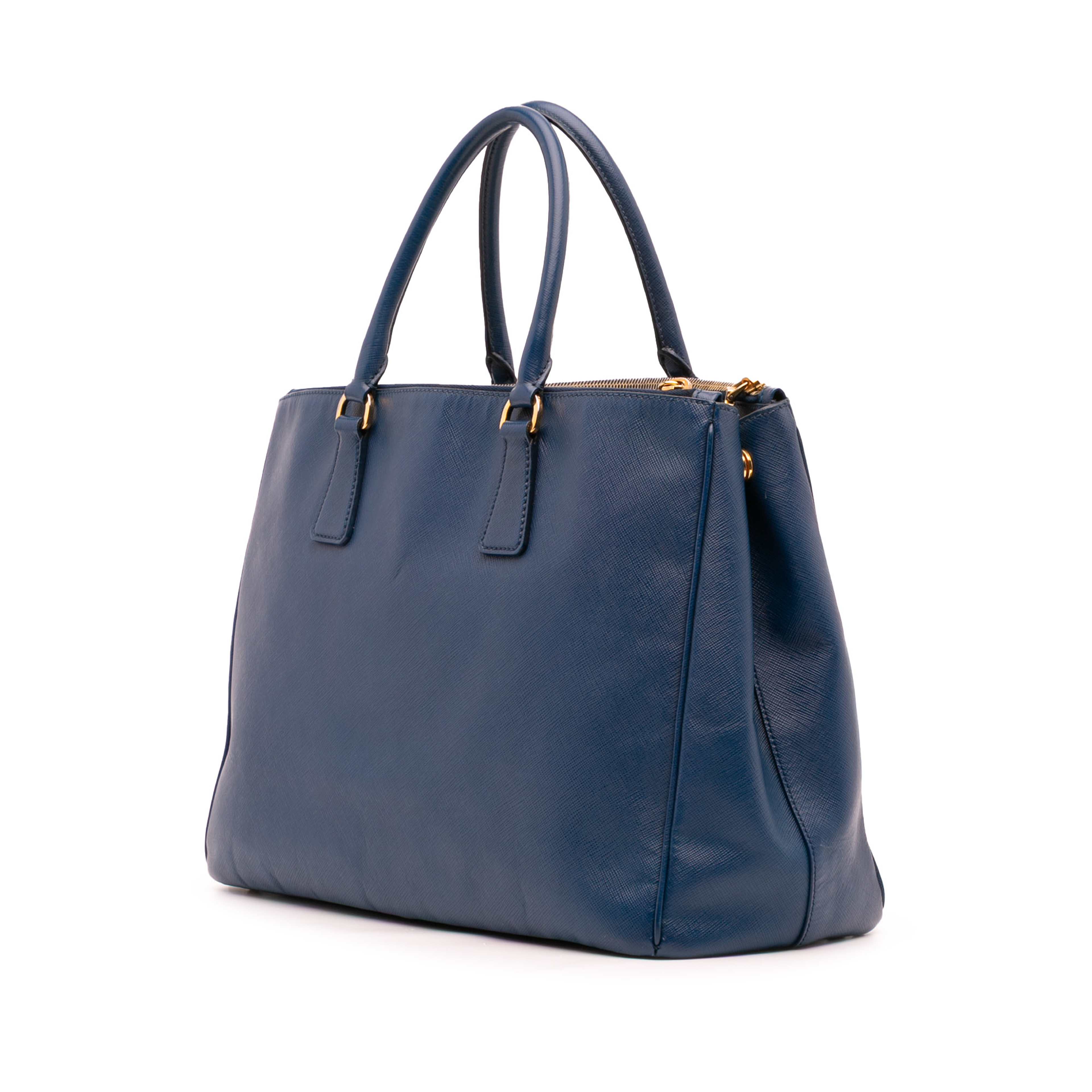 Prada Large Saffiano Lux Galleria Double Zip Tote, från Luxclusif, i färgen blue. Klicka för att öppna bilden i stort format