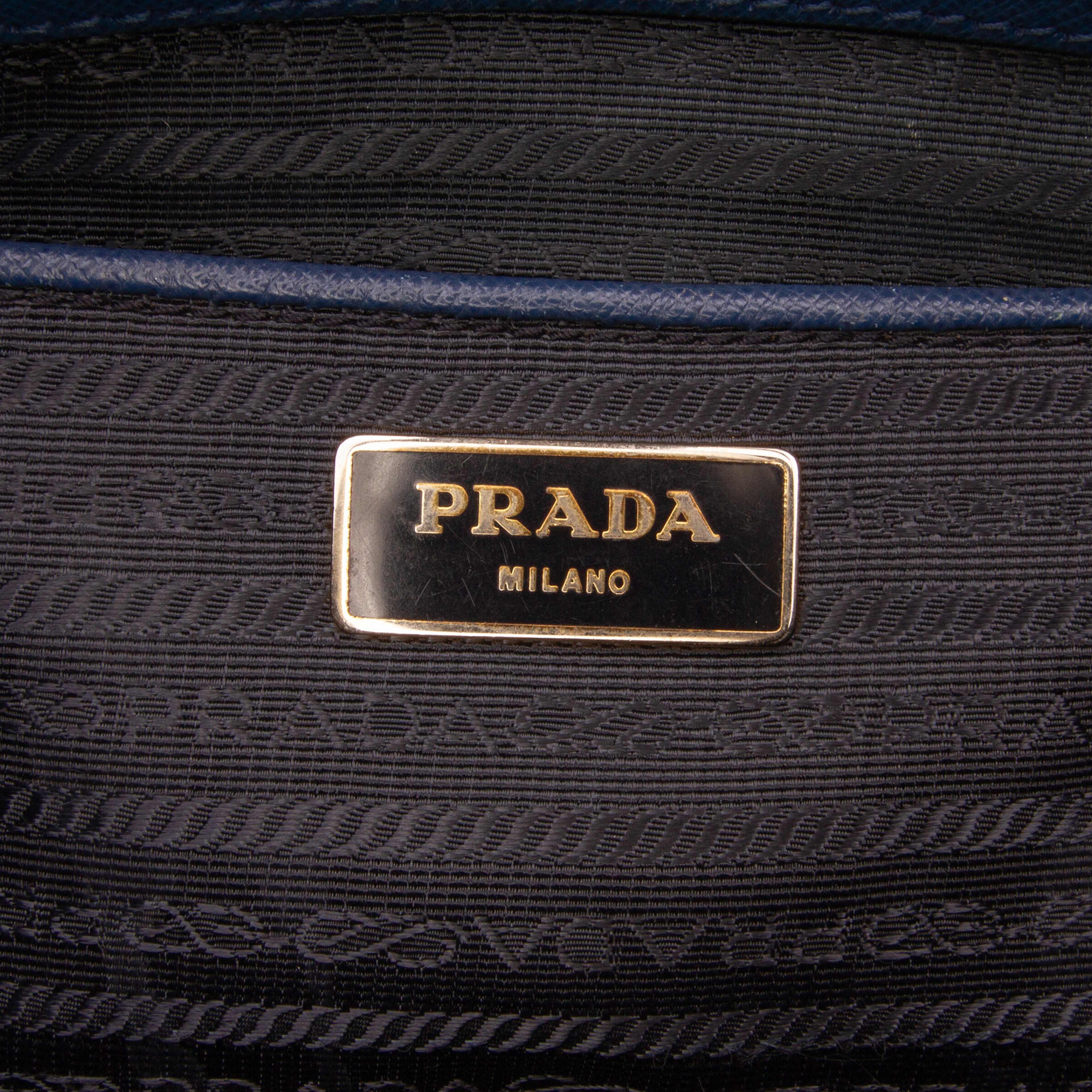 Prada Large Saffiano Lux Galleria Double Zip Tote, från Luxclusif, i färgen blue. Klicka för att öppna bilden i stort format