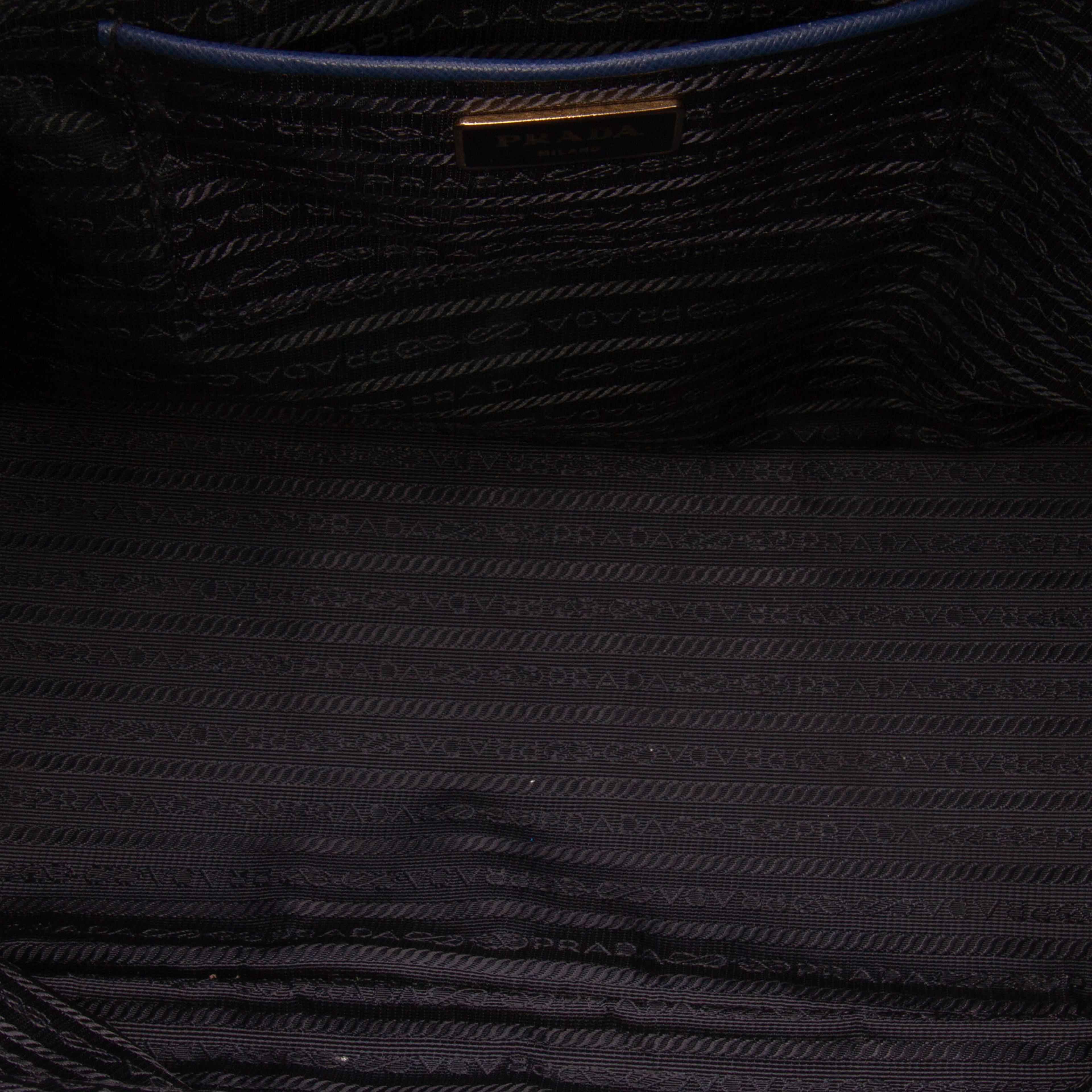 Prada Large Saffiano Lux Galleria Double Zip Tote, från Luxclusif, i färgen blue. Klicka för att öppna bilden i stort format