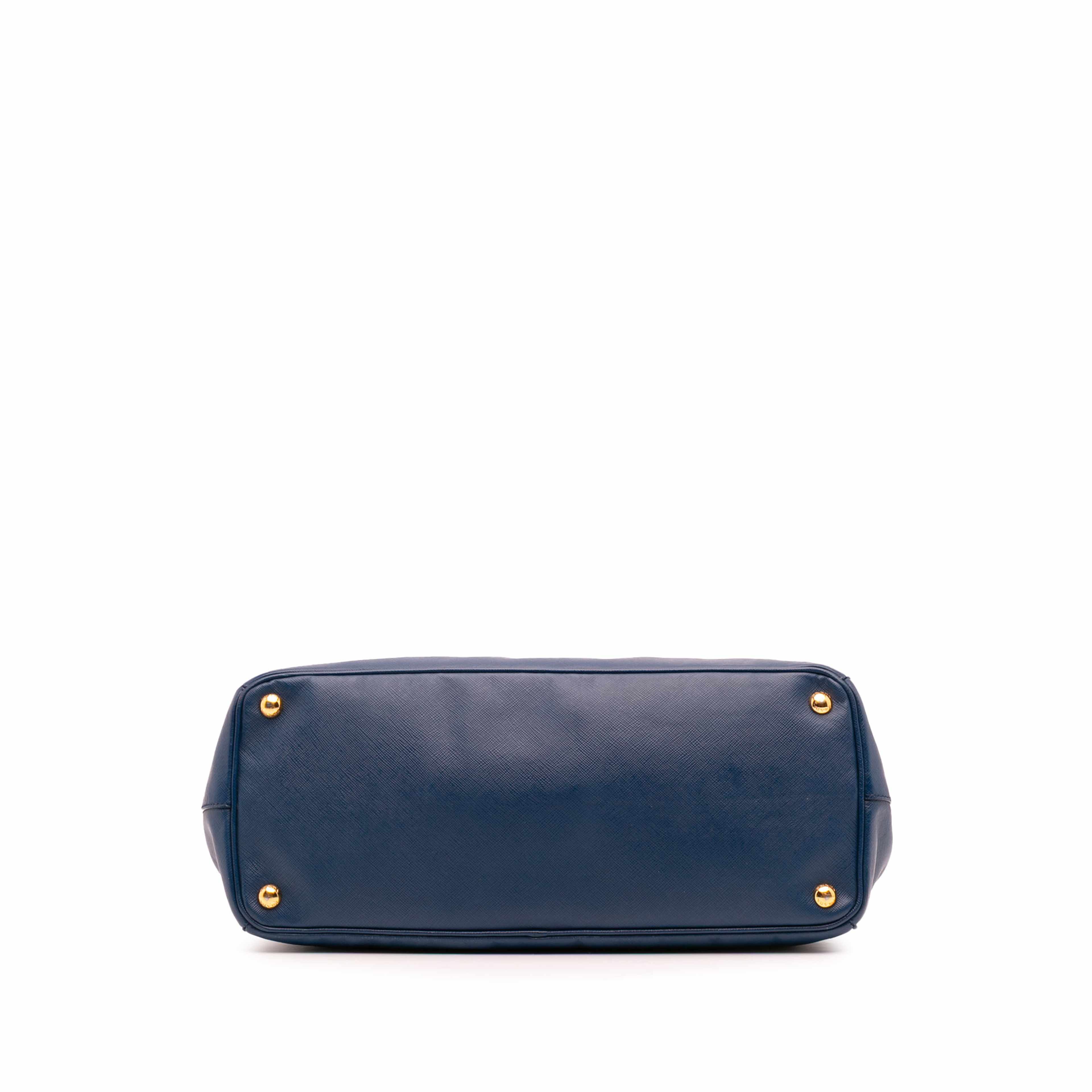 Prada Large Saffiano Lux Galleria Double Zip Tote, från Luxclusif, i färgen blue. Klicka för att öppna bilden i stort format