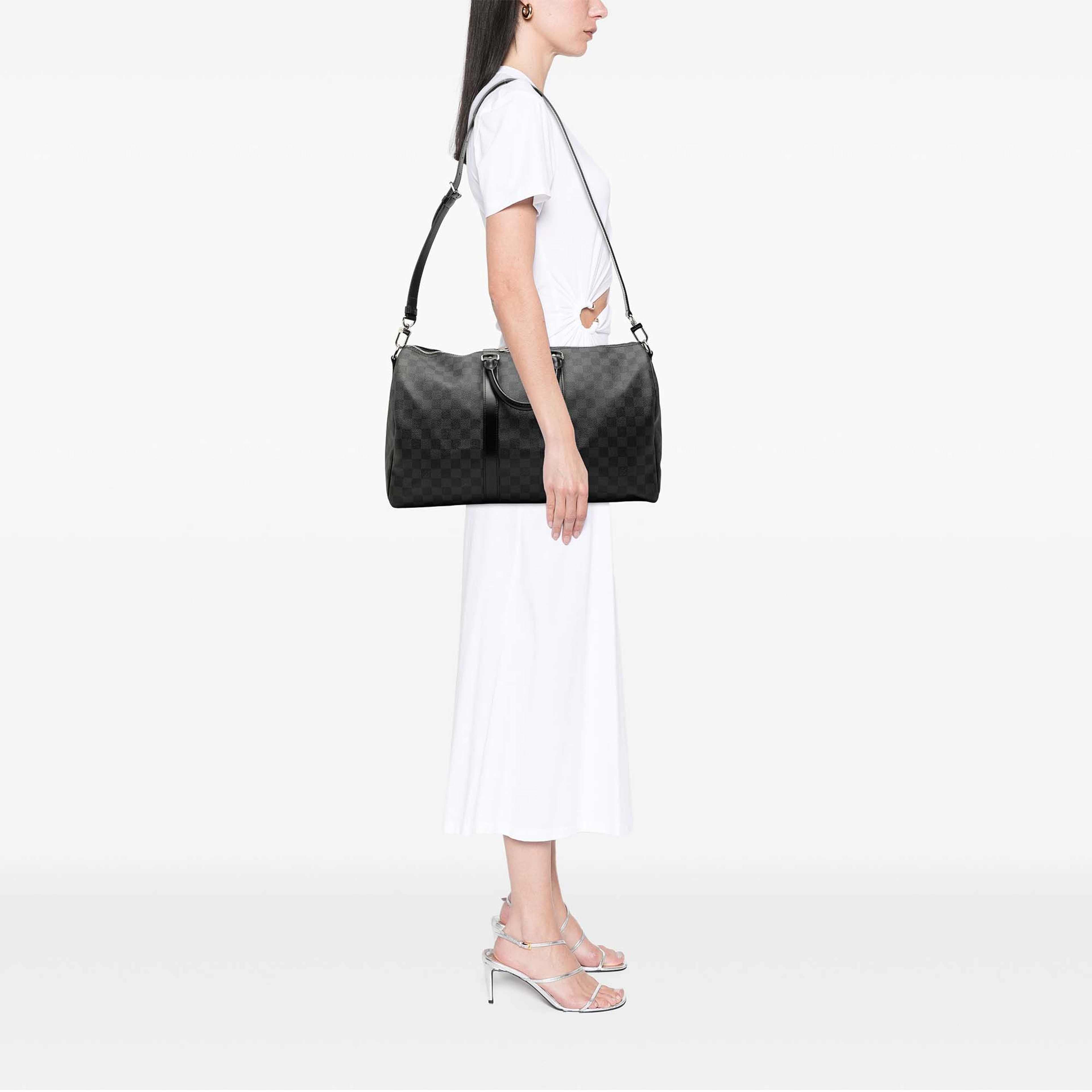 Louis Vuitton Damier Graphite Keepall Bandouliere 45, från Luxclusif, i färgen svart. Klicka för att öppna bilden i stort format