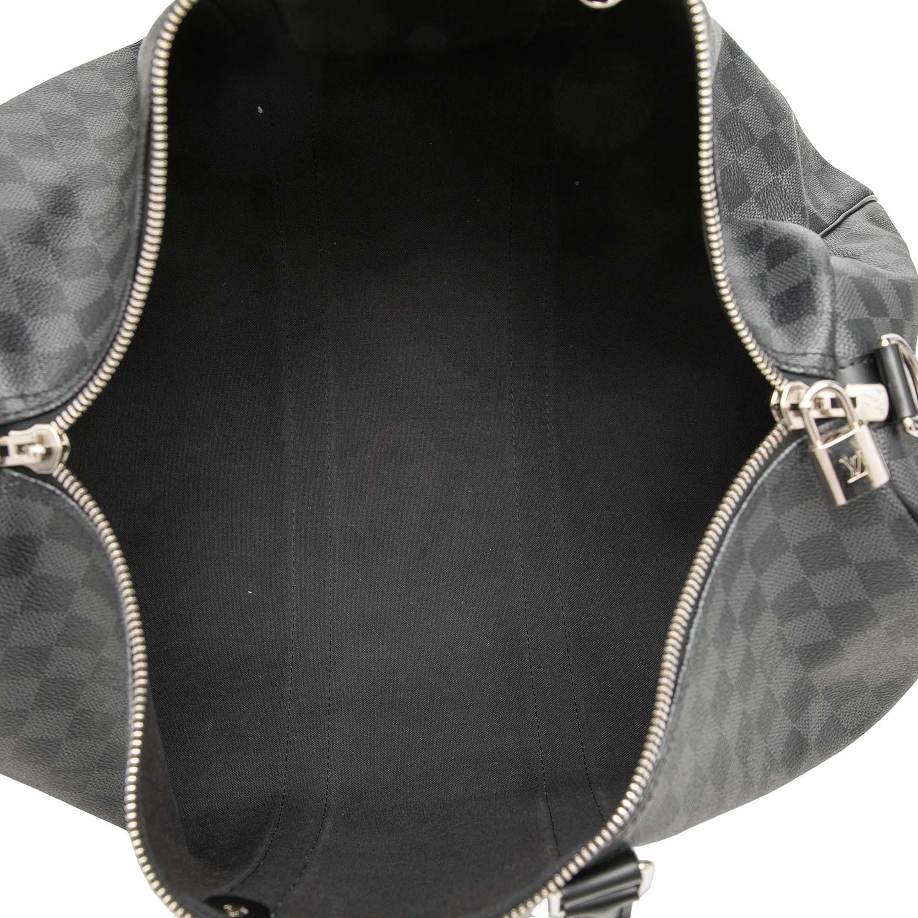 Louis Vuitton Damier Graphite Keepall Bandouliere 45, från Luxclusif, i färgen black. Klicka för att öppna bilden i stort format