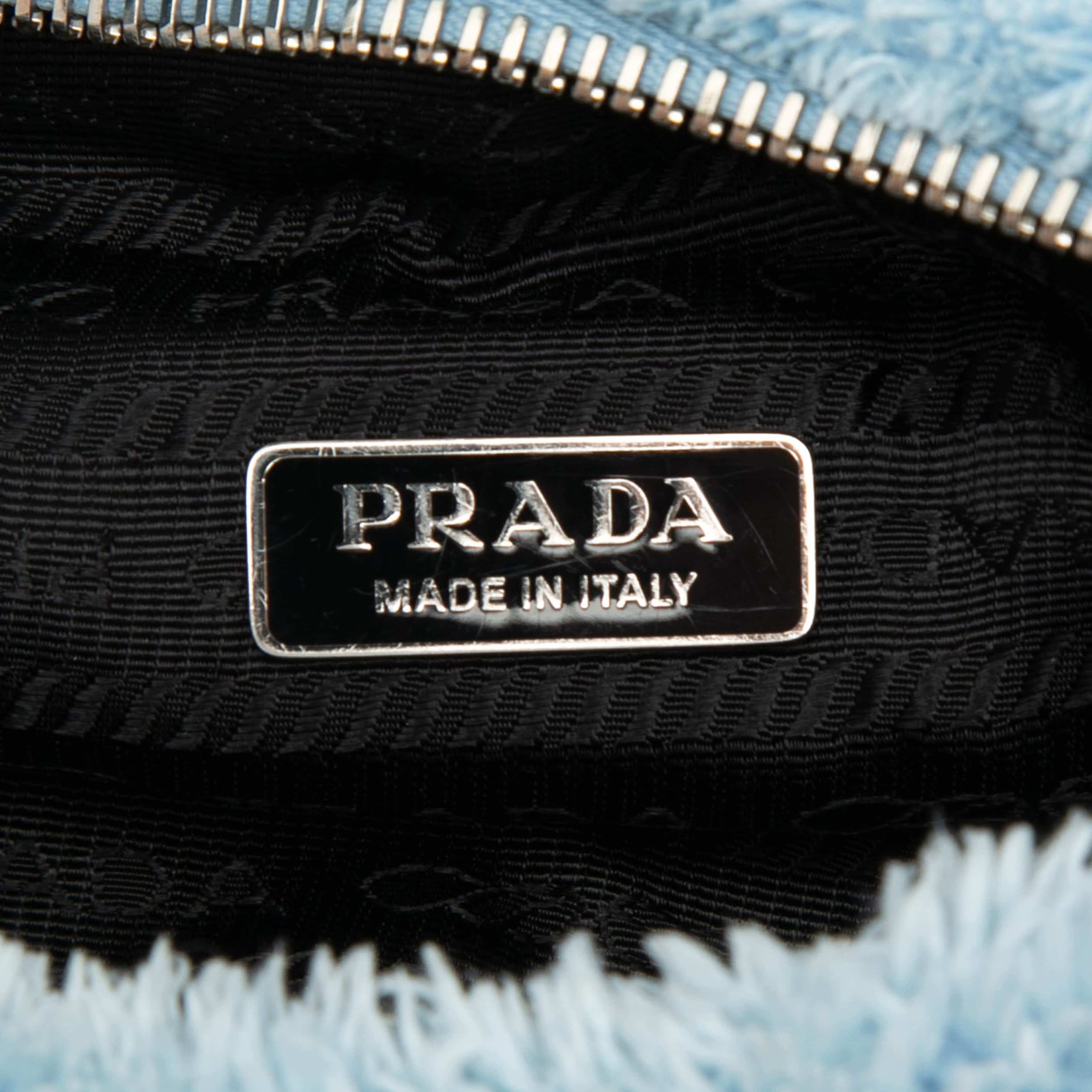 Prada Mini Terry Re Edition 2000 Shoulder Bag, från Luxclusif, i färgen blå. Klicka för att öppna bilden i stort format
