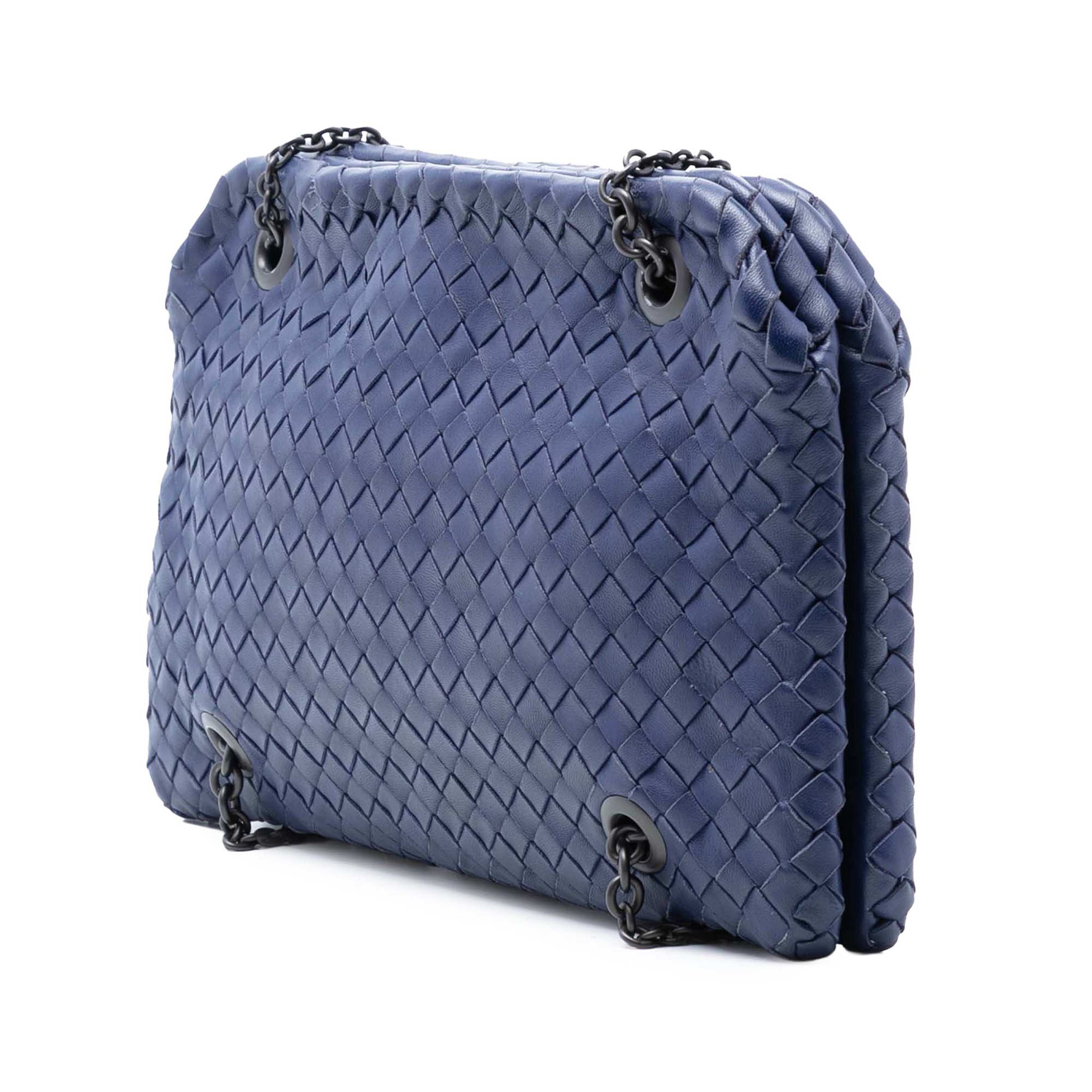 Bottega Veneta Nappa Intrecciato Duo Shoulder Bag, från Luxclusif, i färgen dark blue. Klicka för att öppna bilden i stort format