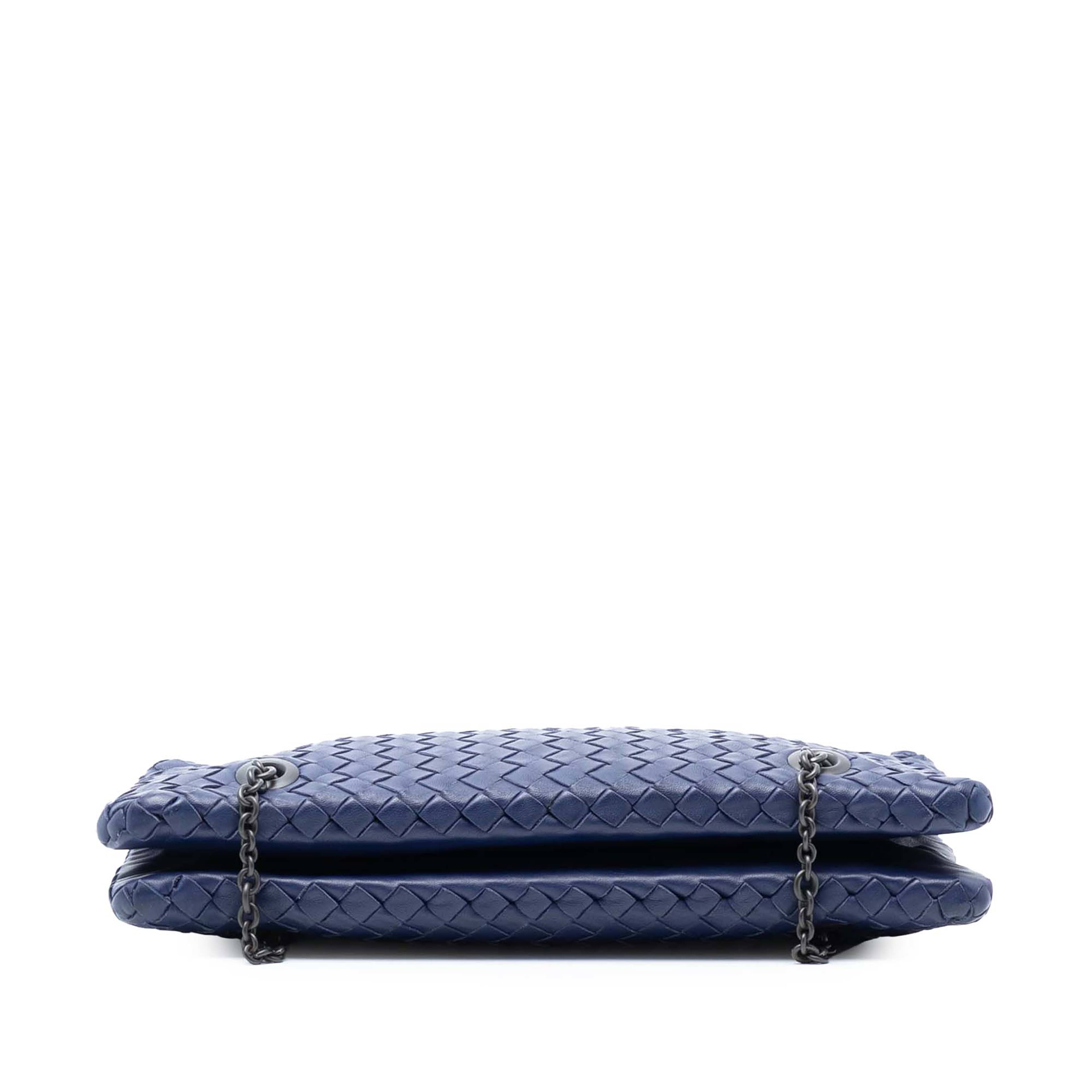 Bottega Veneta Nappa Intrecciato Duo Shoulder Bag, från Luxclusif, i färgen blå. Klicka för att öppna bilden i stort format