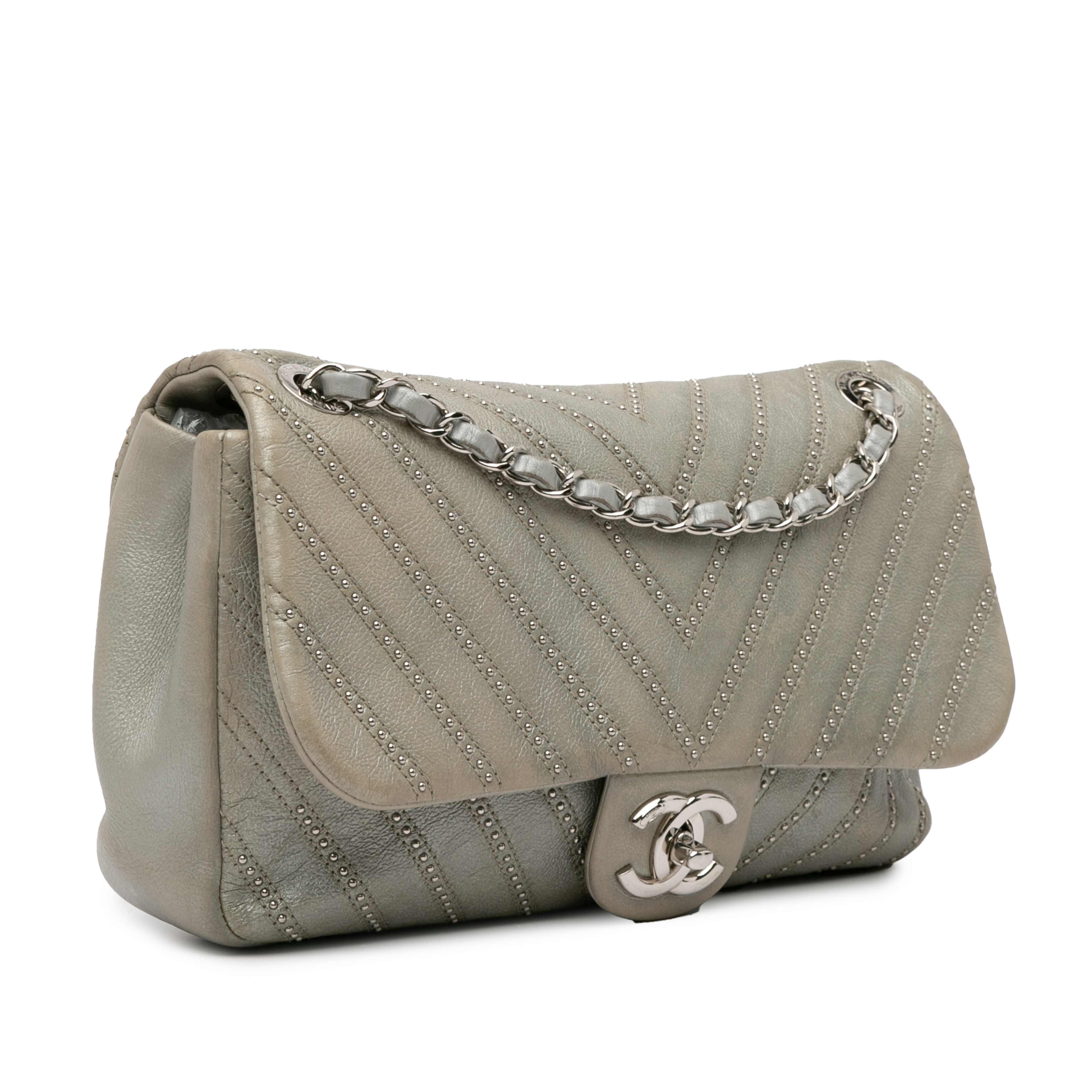 Chanel Small Chevron Calfskin Stud Wars Flap, från Luxclusif, i färgen silver. Klicka för att öppna bilden i stort format