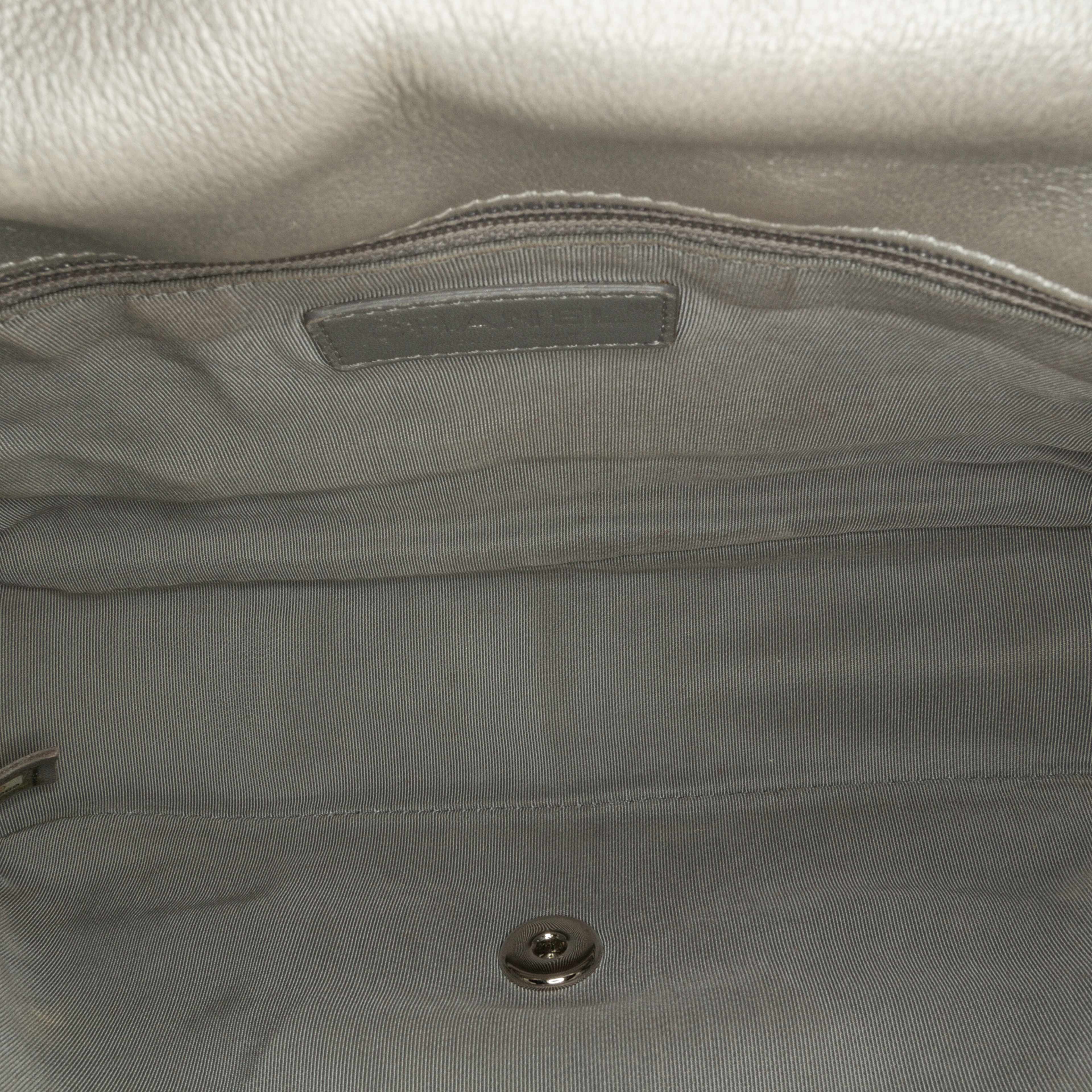 Chanel Small Chevron Calfskin Stud Wars Flap, från Luxclusif, i färgen silver. Klicka för att öppna bilden i stort format