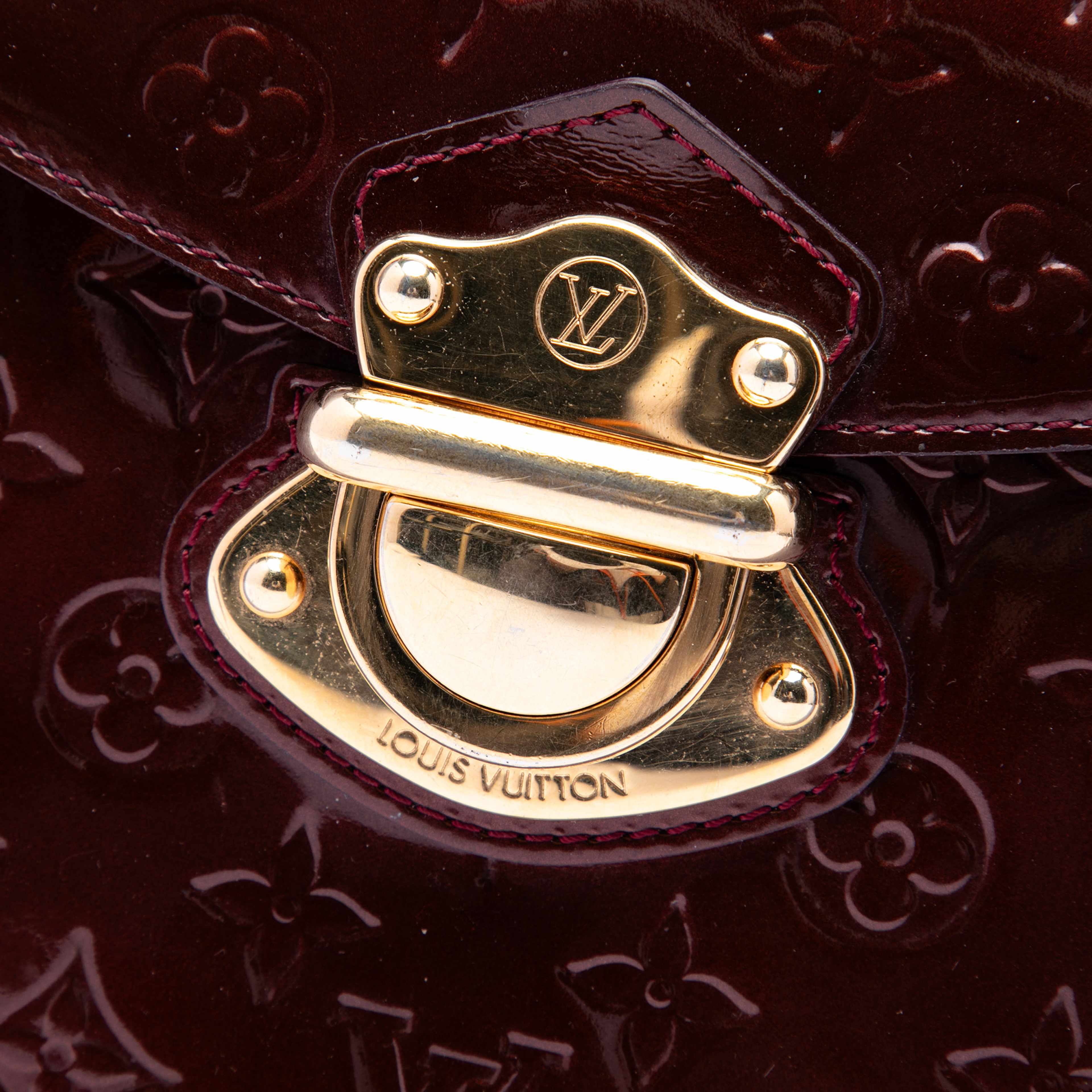 Louis Vuitton Monogram Vernis Mirada, från Luxclusif, i färgen burgundy. Klicka för att öppna bilden i stort format