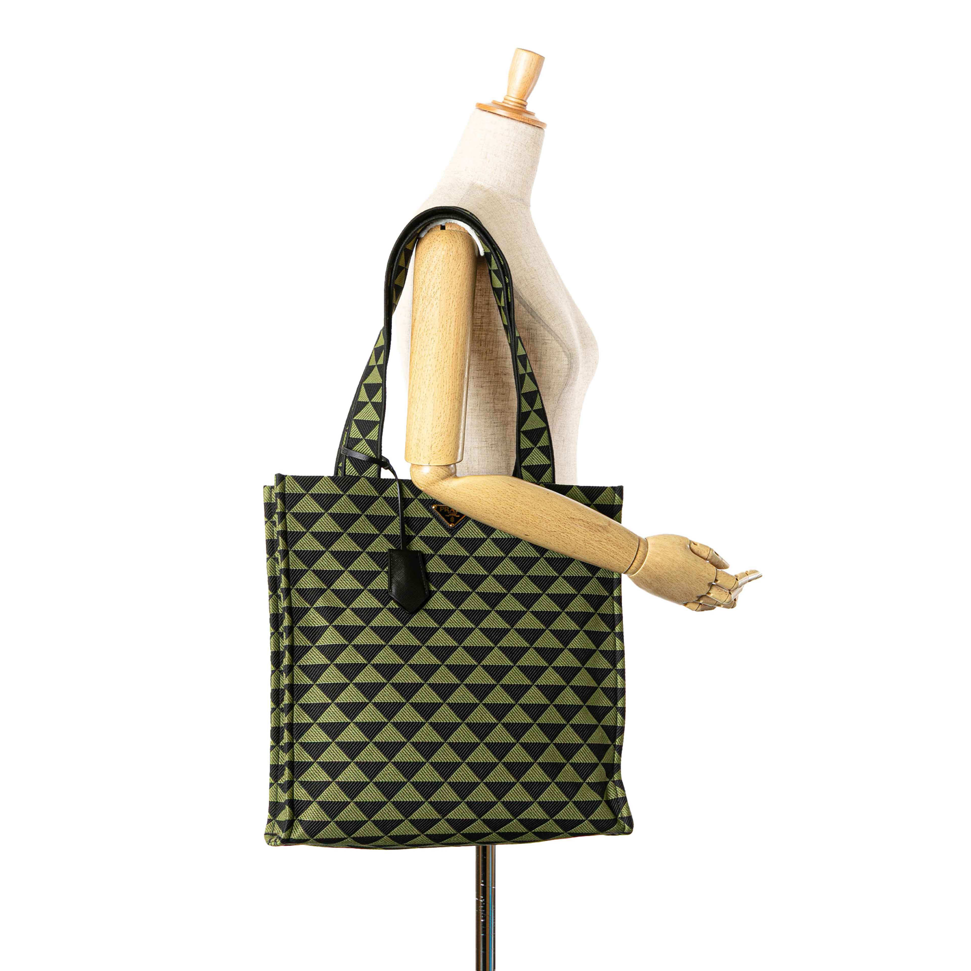 Prada Jacquard Triangolo Symbole Shopping Tote, från Luxclusif, i färgen grön. Klicka för att öppna bilden i stort format