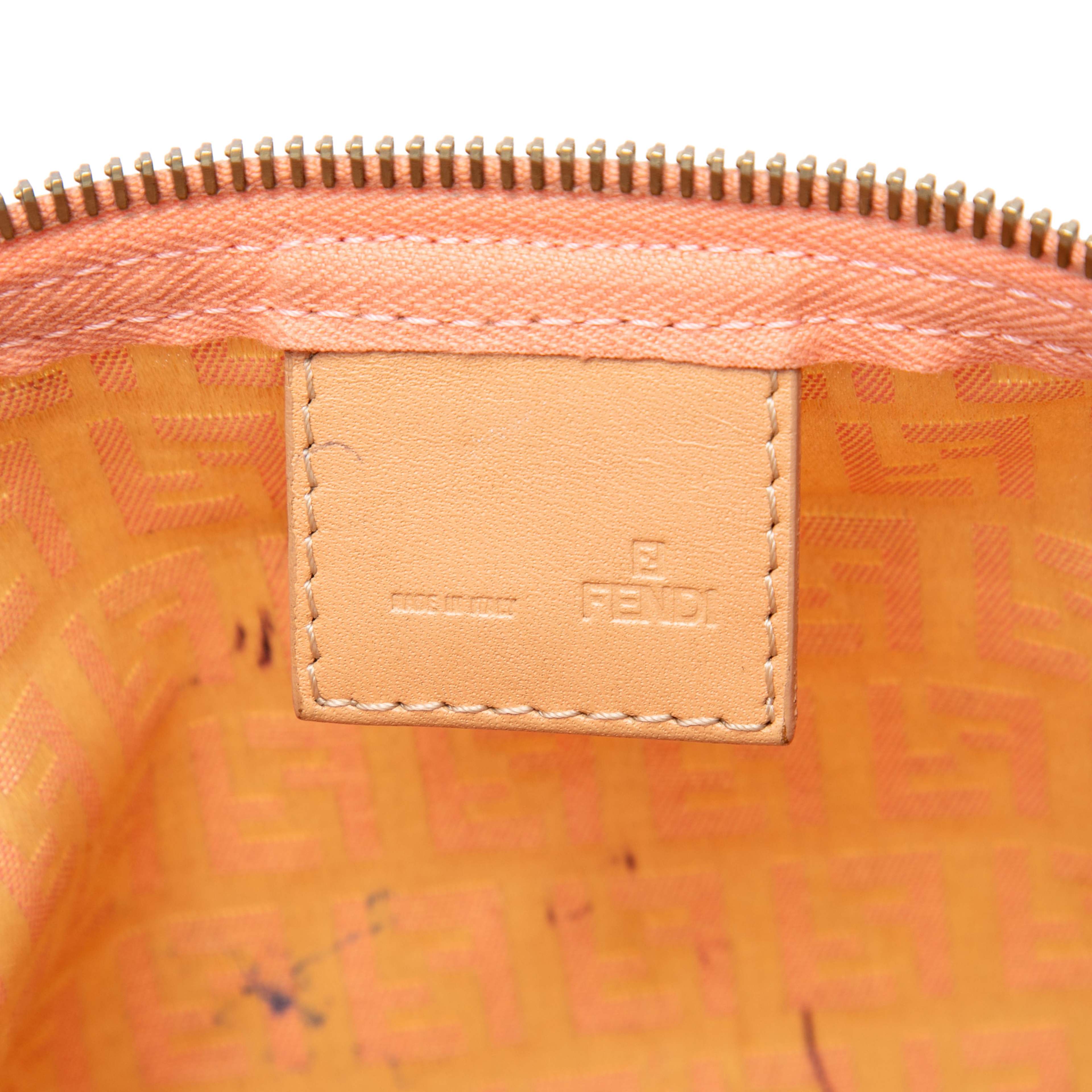 Fendi Zucchino Canvas Handbag, från Luxclusif, i färgen rosa. Klicka för att öppna bilden i stort format