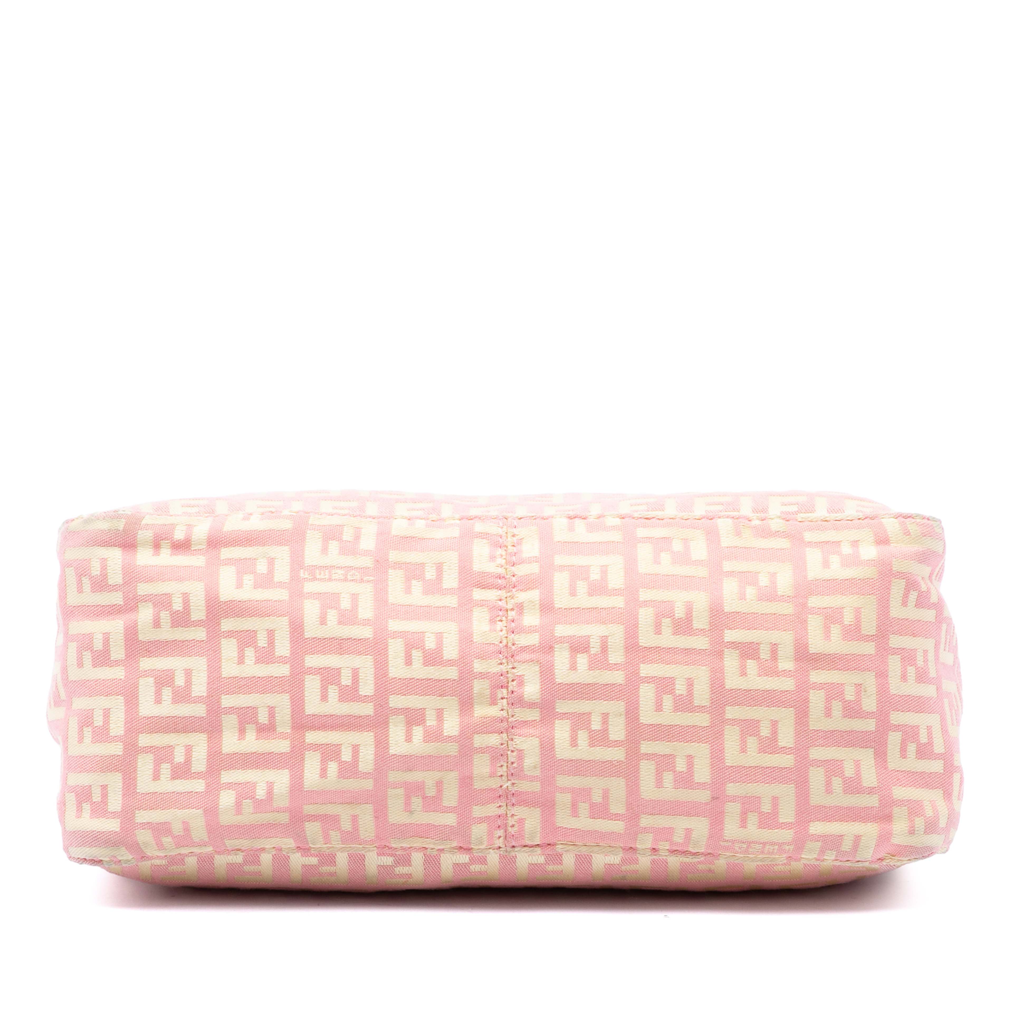 Fendi Zucchino Canvas Handbag, från Luxclusif, i färgen rosa. Klicka för att öppna bilden i stort format