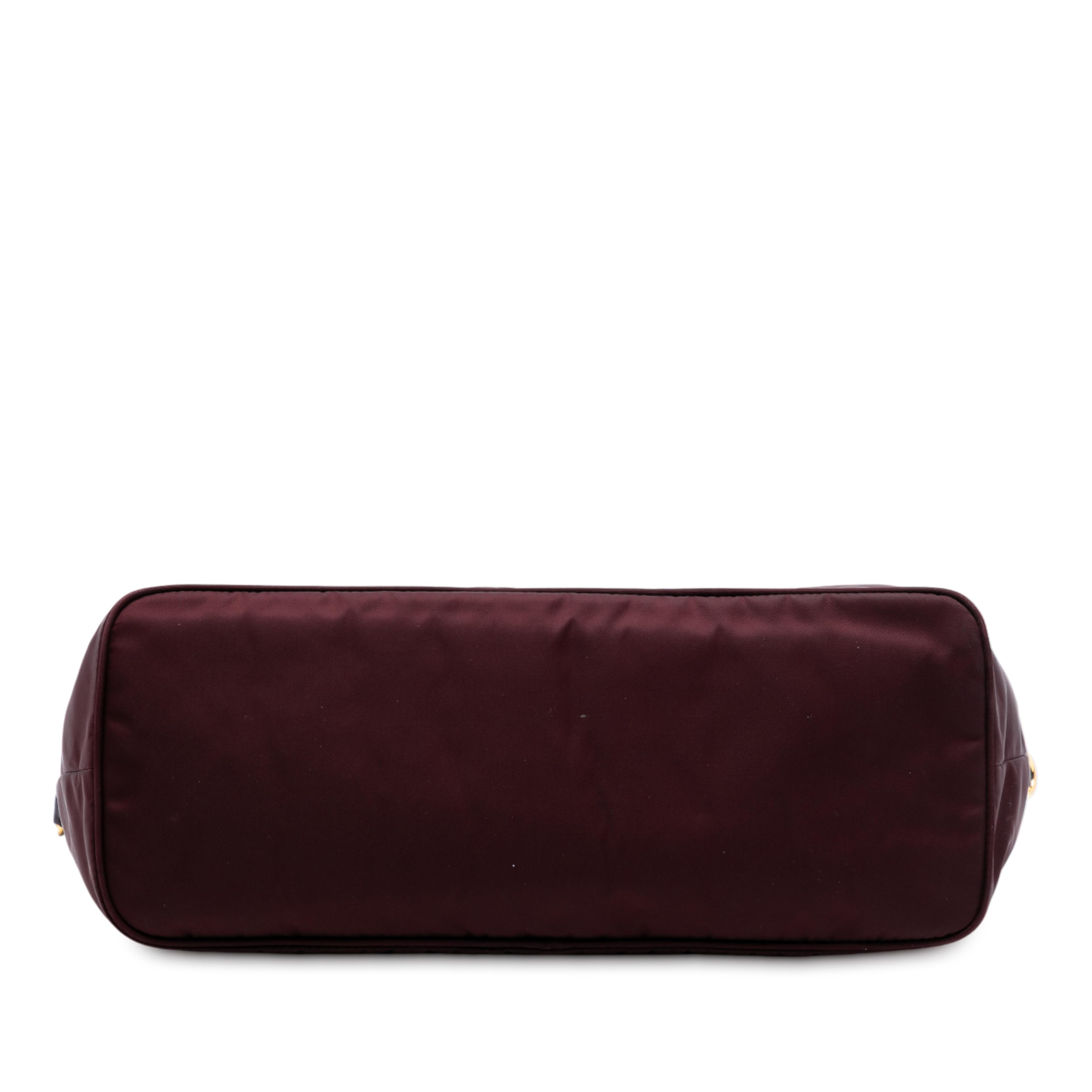 Prada Saffiano Trimmed Tessuto Satchel, från Luxclusif, i färgen burgundy. Klicka för att öppna bilden i stort format