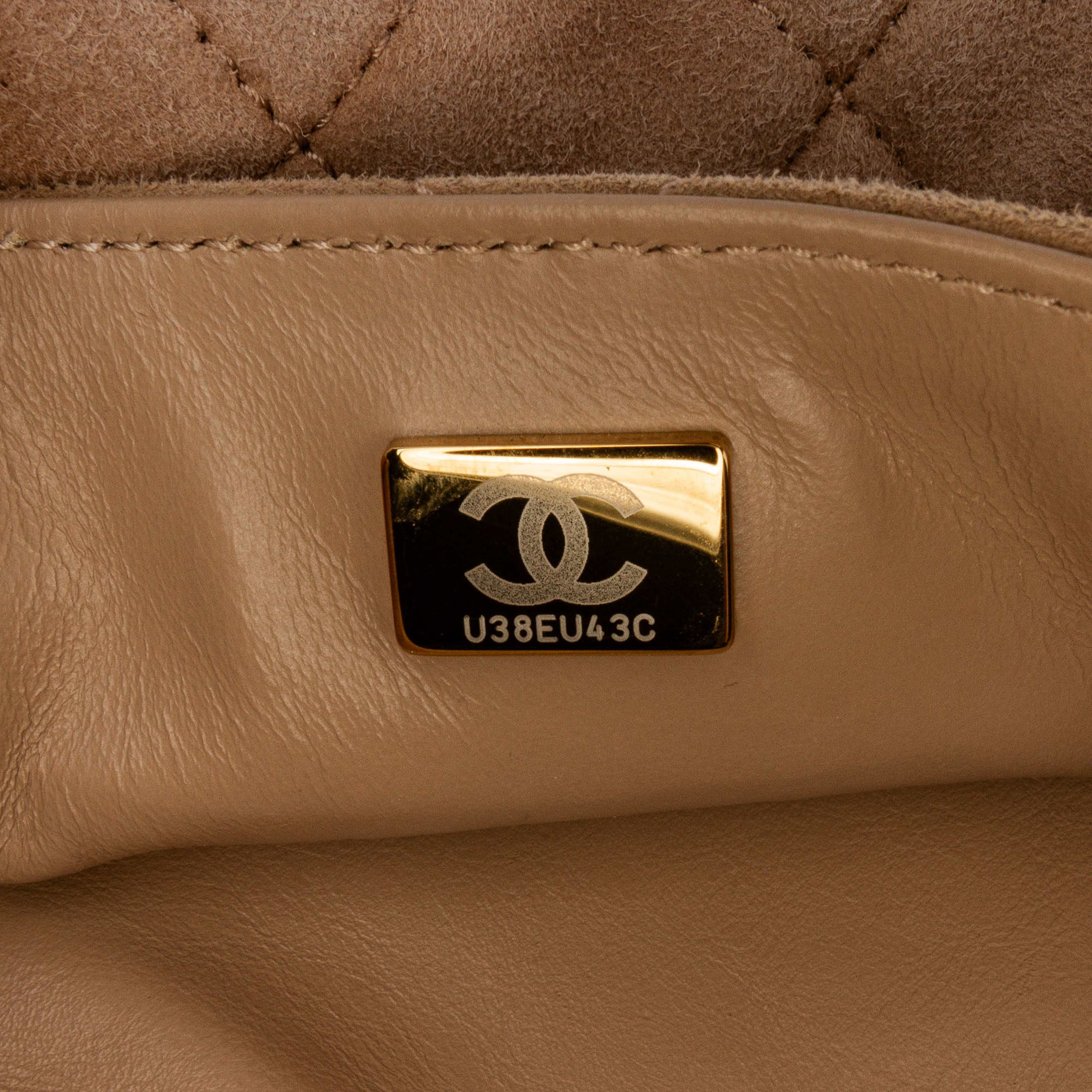 Chanel Mini Quilted Velvet Precious Buttons Chain Flap, från Luxclusif, i färgen light brown. Klicka för att öppna bilden i stort format