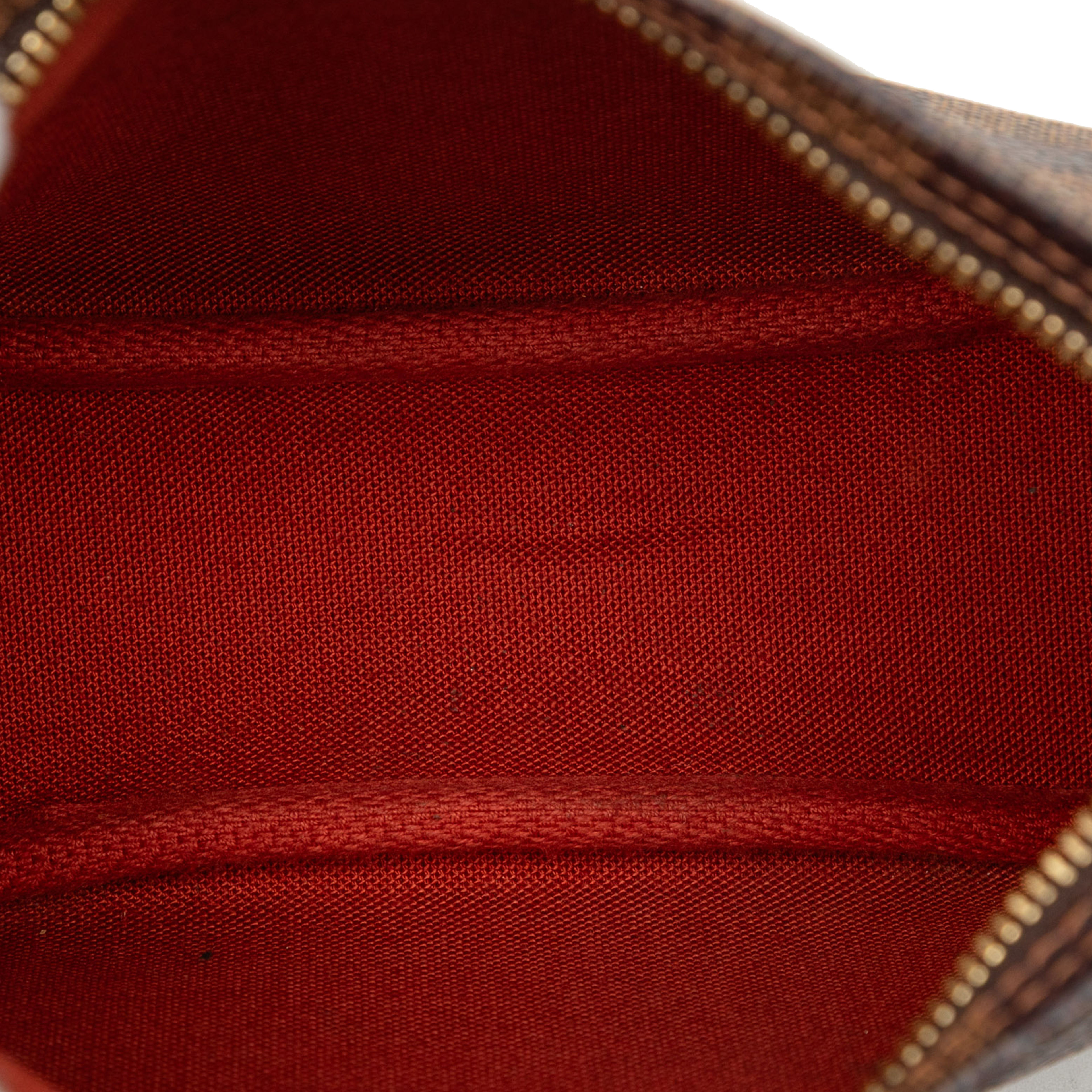 Louis Vuitton Damier Ebene Trousse Pochette, från Luxclusif, i färgen brown. Klicka för att öppna bilden i stort format