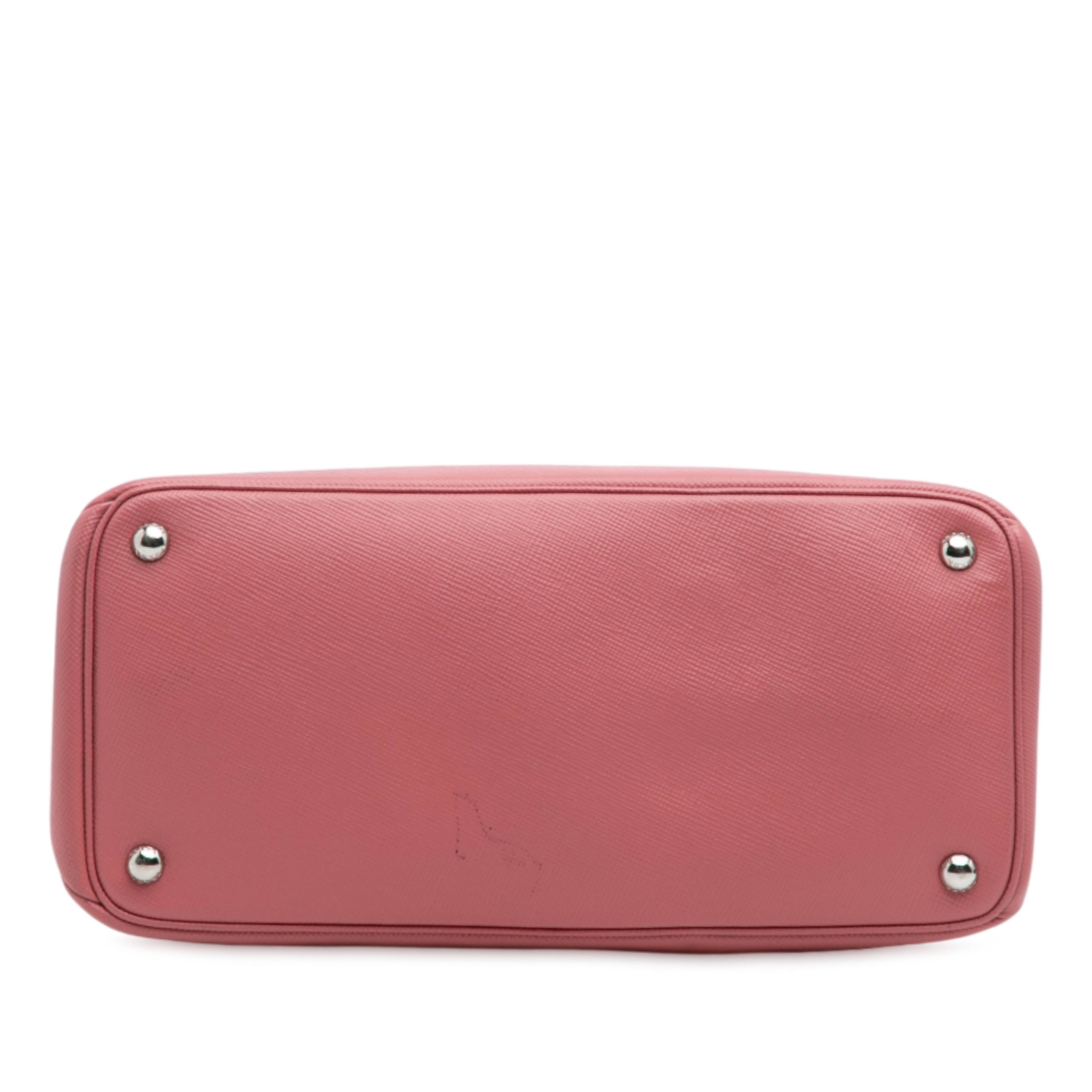 Prada Saffiano Cuir Turnlock Twin Satchel, från Luxclusif, i färgen pink. Klicka för att öppna bilden i stort format