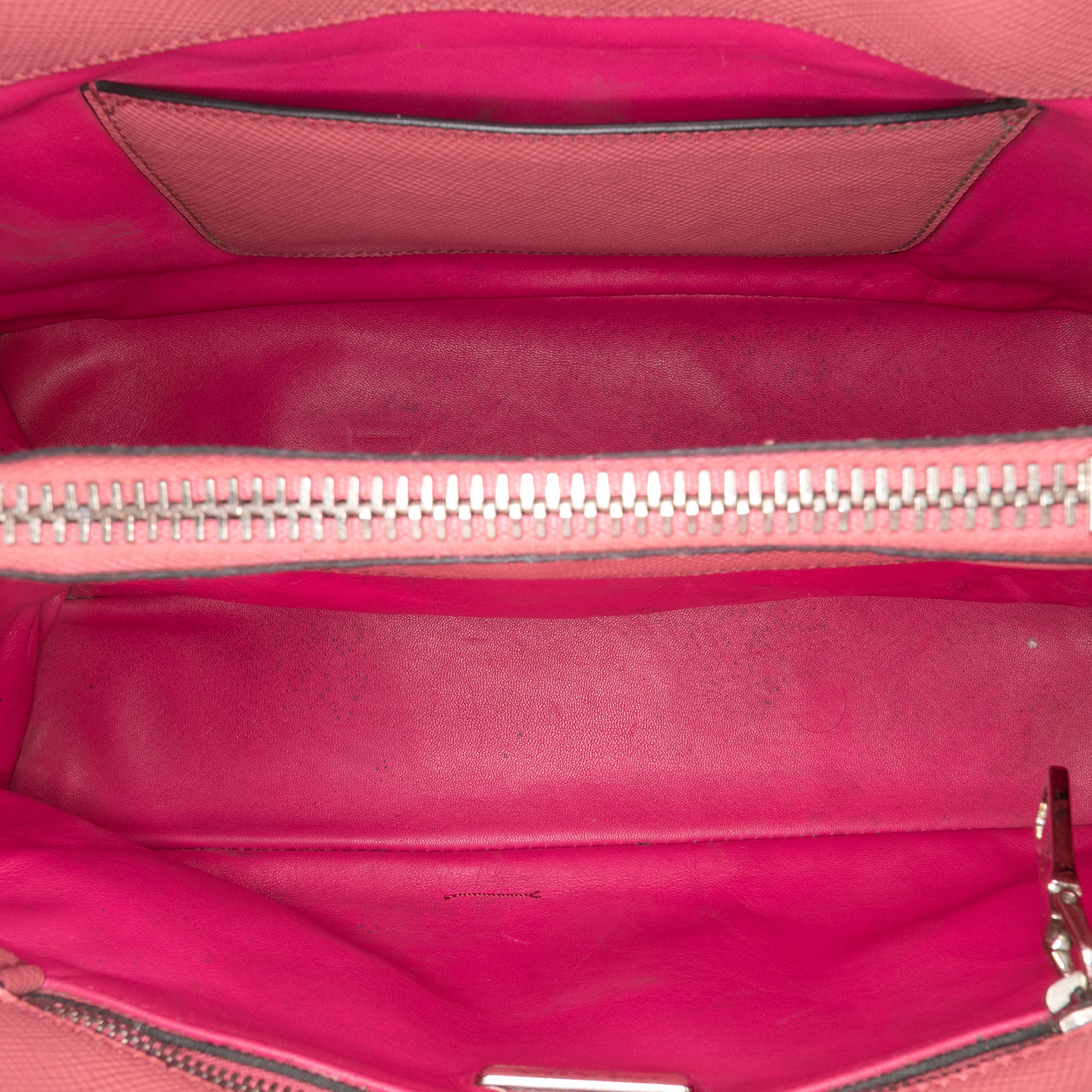 Prada Saffiano Cuir Turnlock Twin Satchel, från Luxclusif, i färgen pink. Klicka för att öppna bilden i stort format