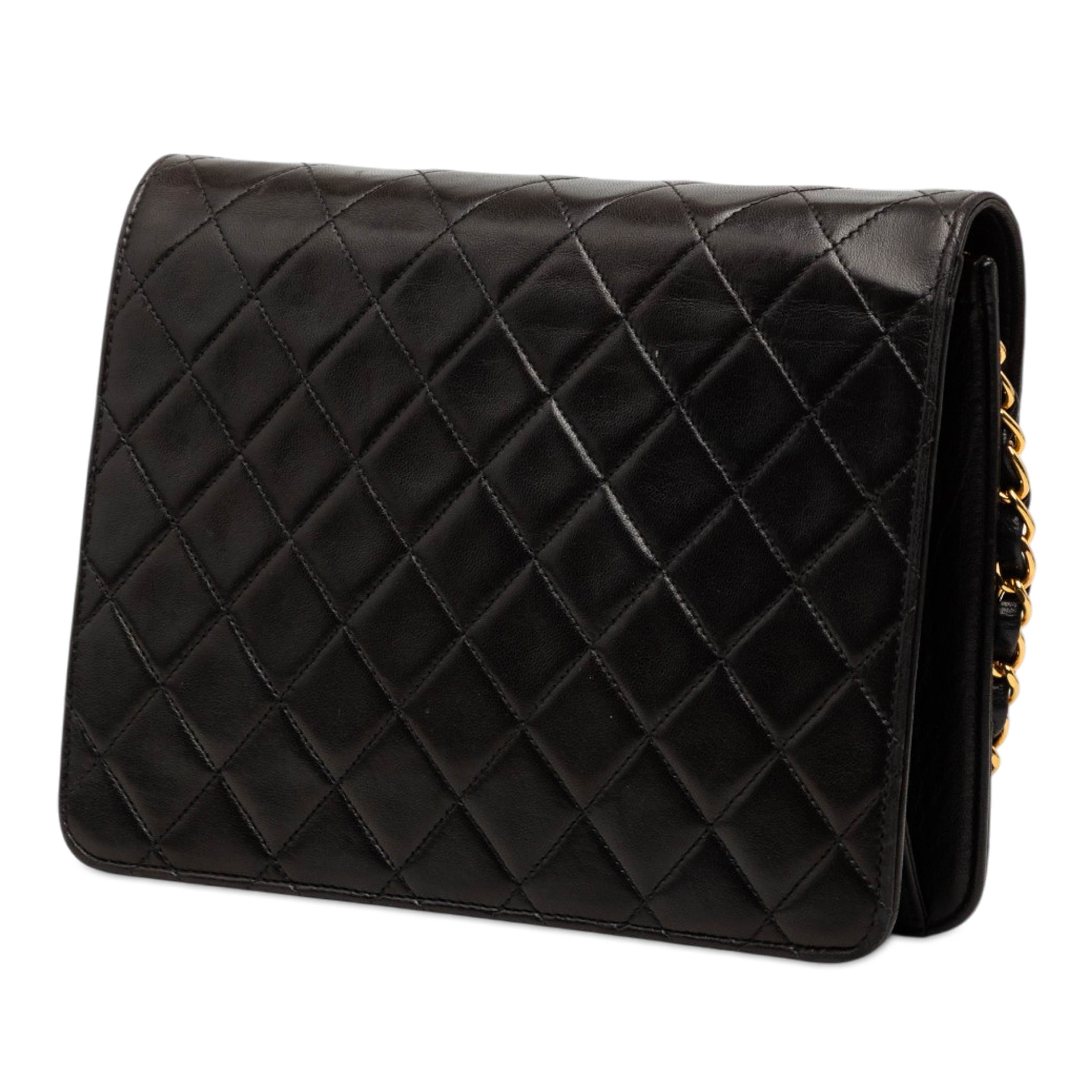 Chanel Small Cc Quilted Lambskin Single Flap, från Luxclusif, i färgen svart. Klicka för att öppna bilden i stort format