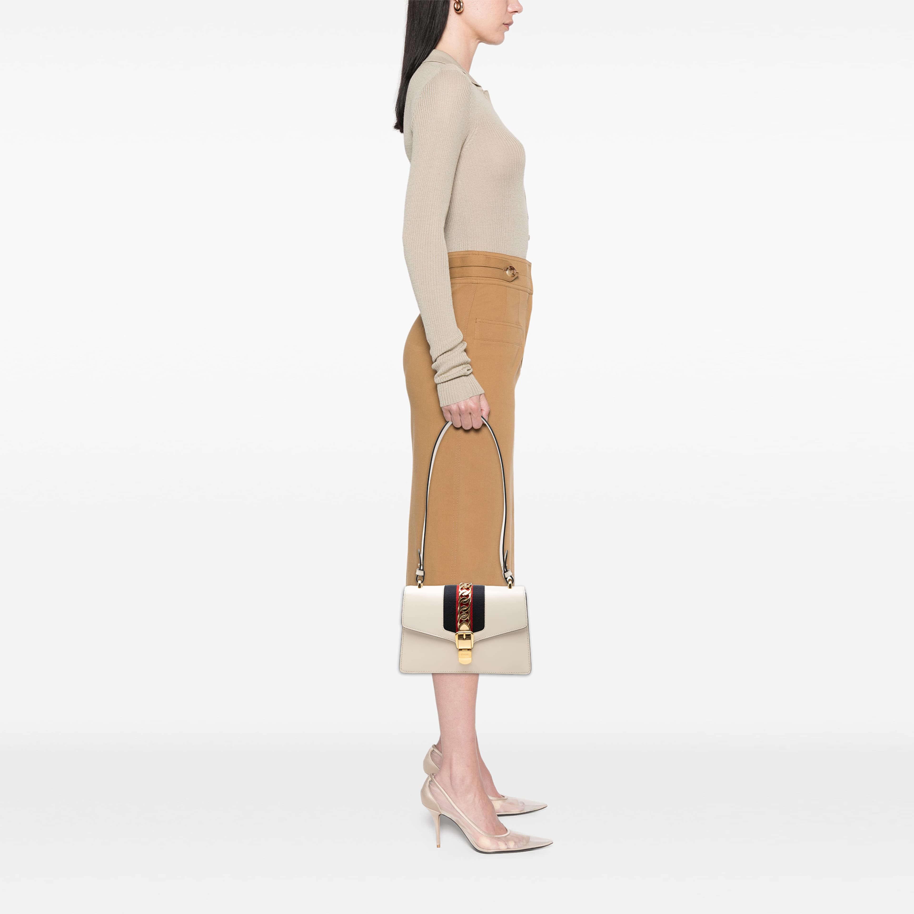 Gucci Small Calfskin Web Sylvie Satchel, från Luxclusif, i färgen vit. Klicka för att öppna bilden i stort format