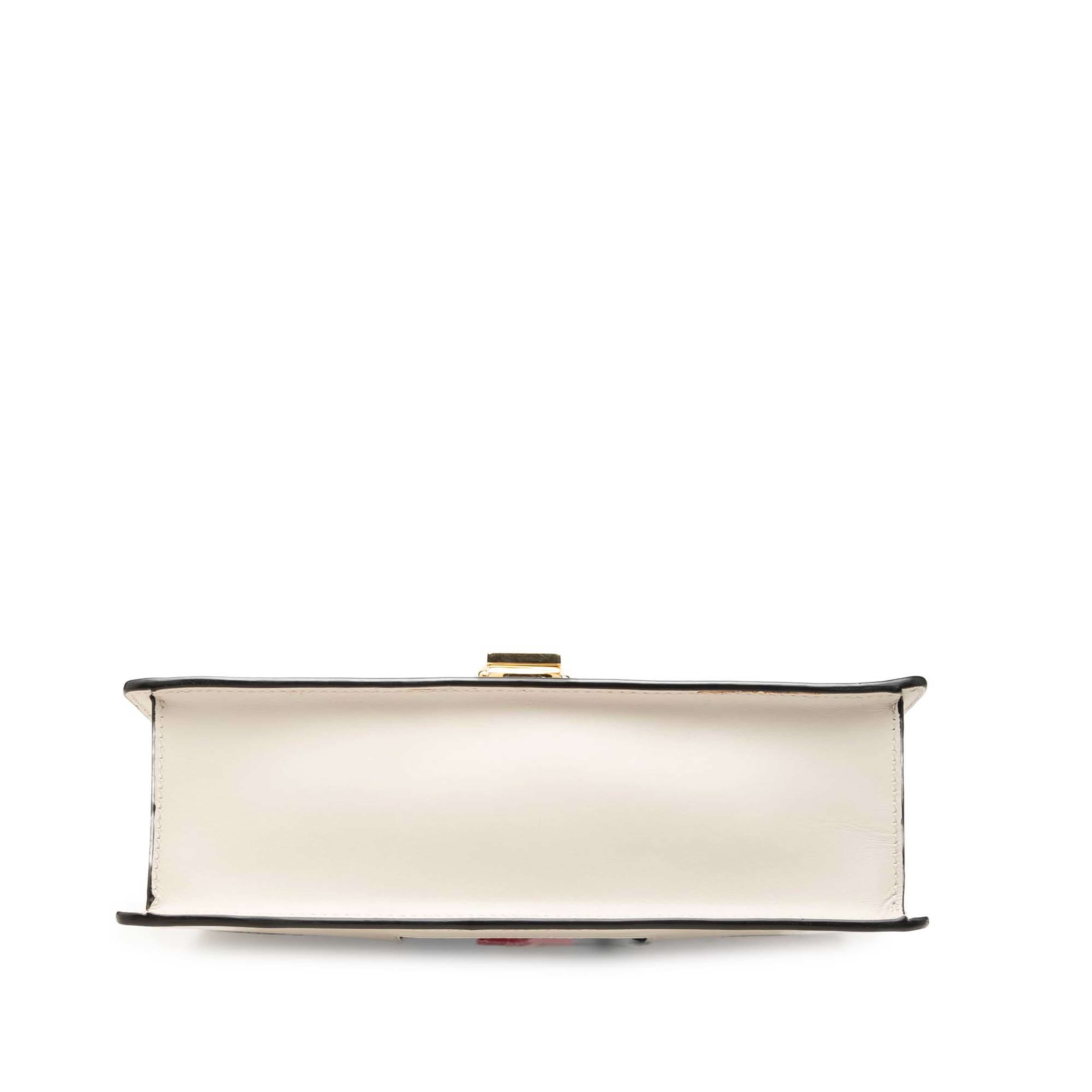 Gucci Small Calfskin Web Sylvie Satchel, från Luxclusif, i färgen vit. Klicka för att öppna bilden i stort format