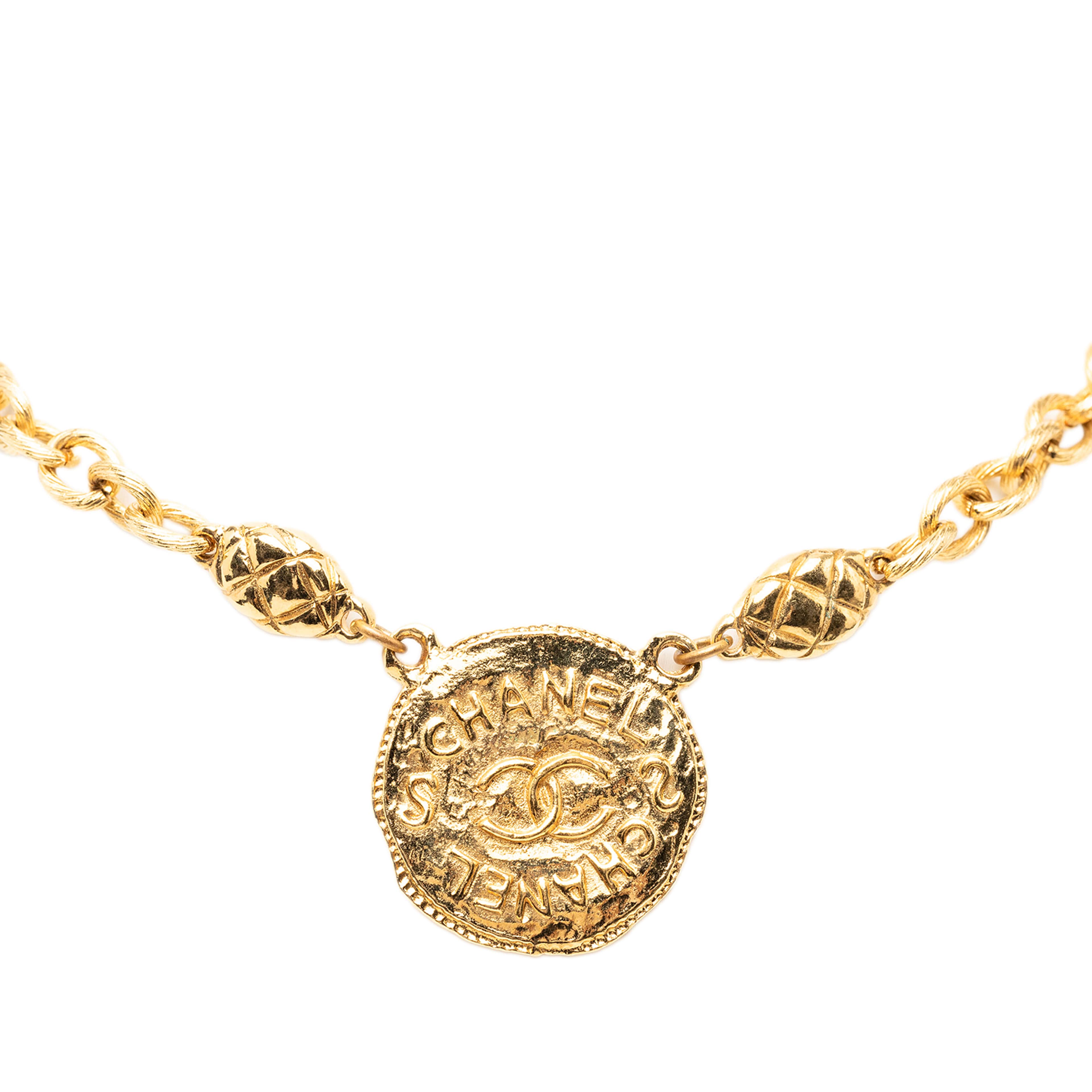 Chanel Cc Gold Plated Round Pendant Necklace, från Luxclusif, i färgen gold. Klicka för att öppna bilden i stort format