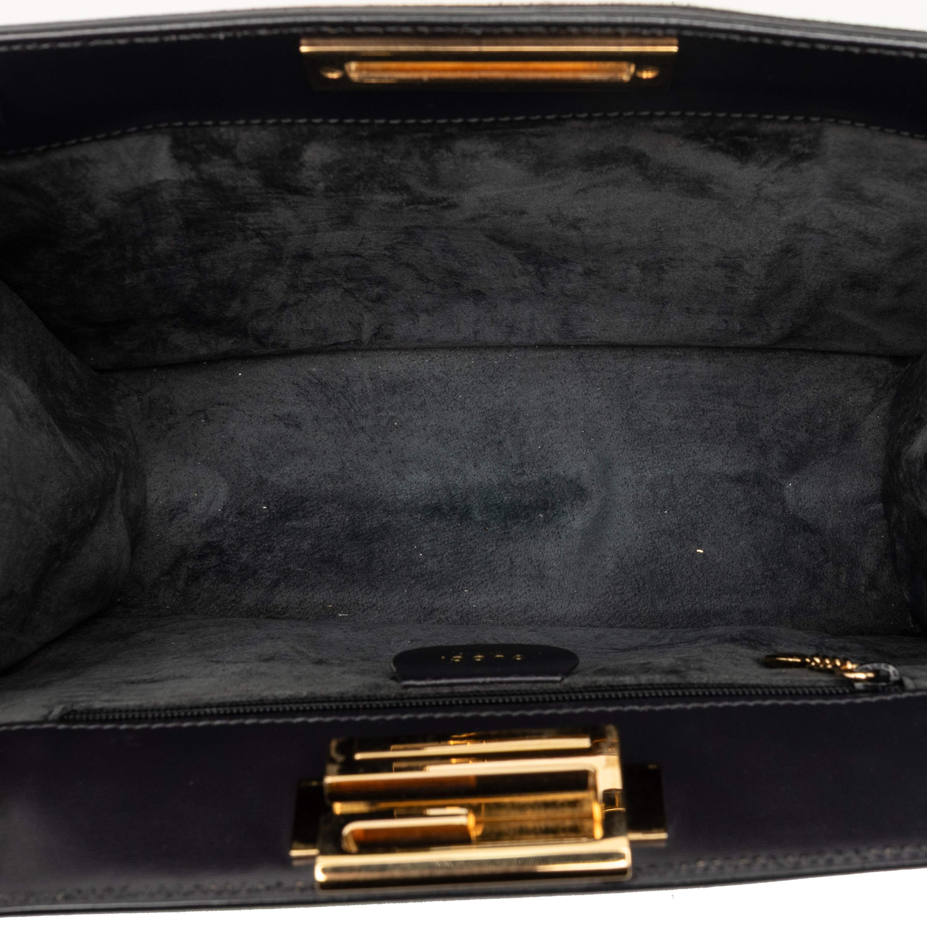 Gucci Suede Square G Shoulder Bag, från Luxclusif, i färgen charcoal. Klicka för att öppna bilden i stort format