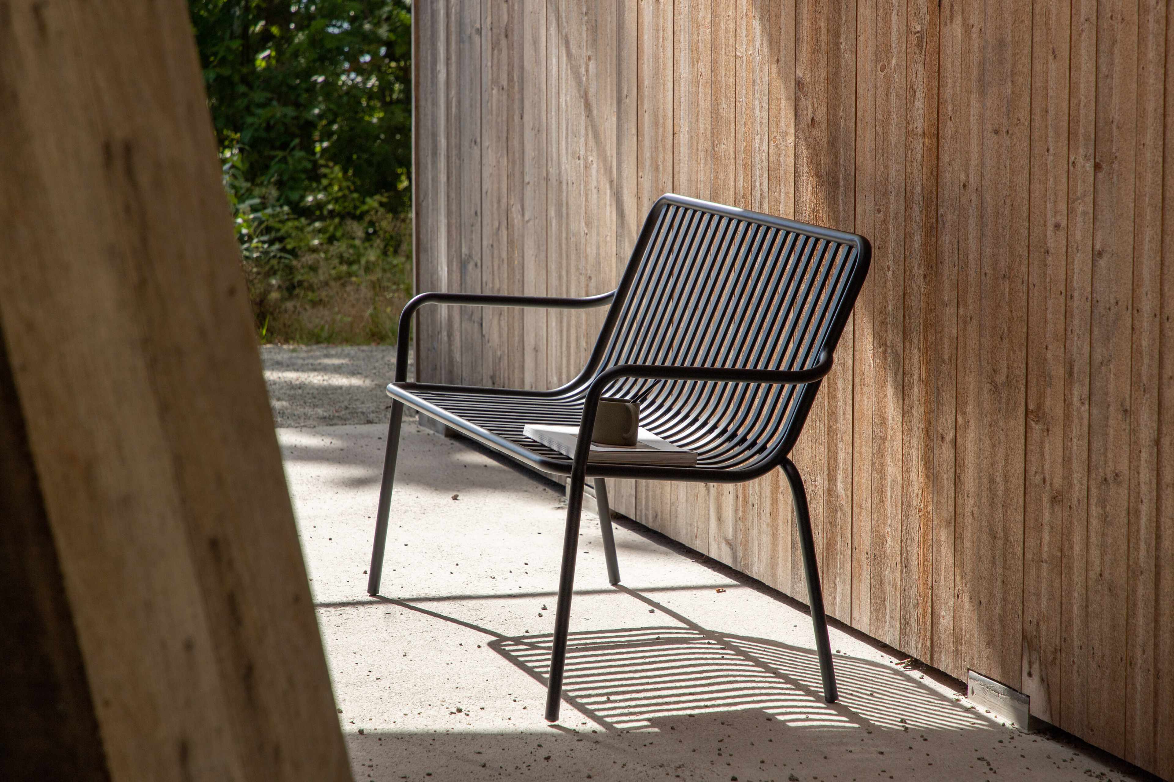 Peking Bänk Soffa, från Venture Home, i färgen black. Klicka för att öppna bilden i stort format