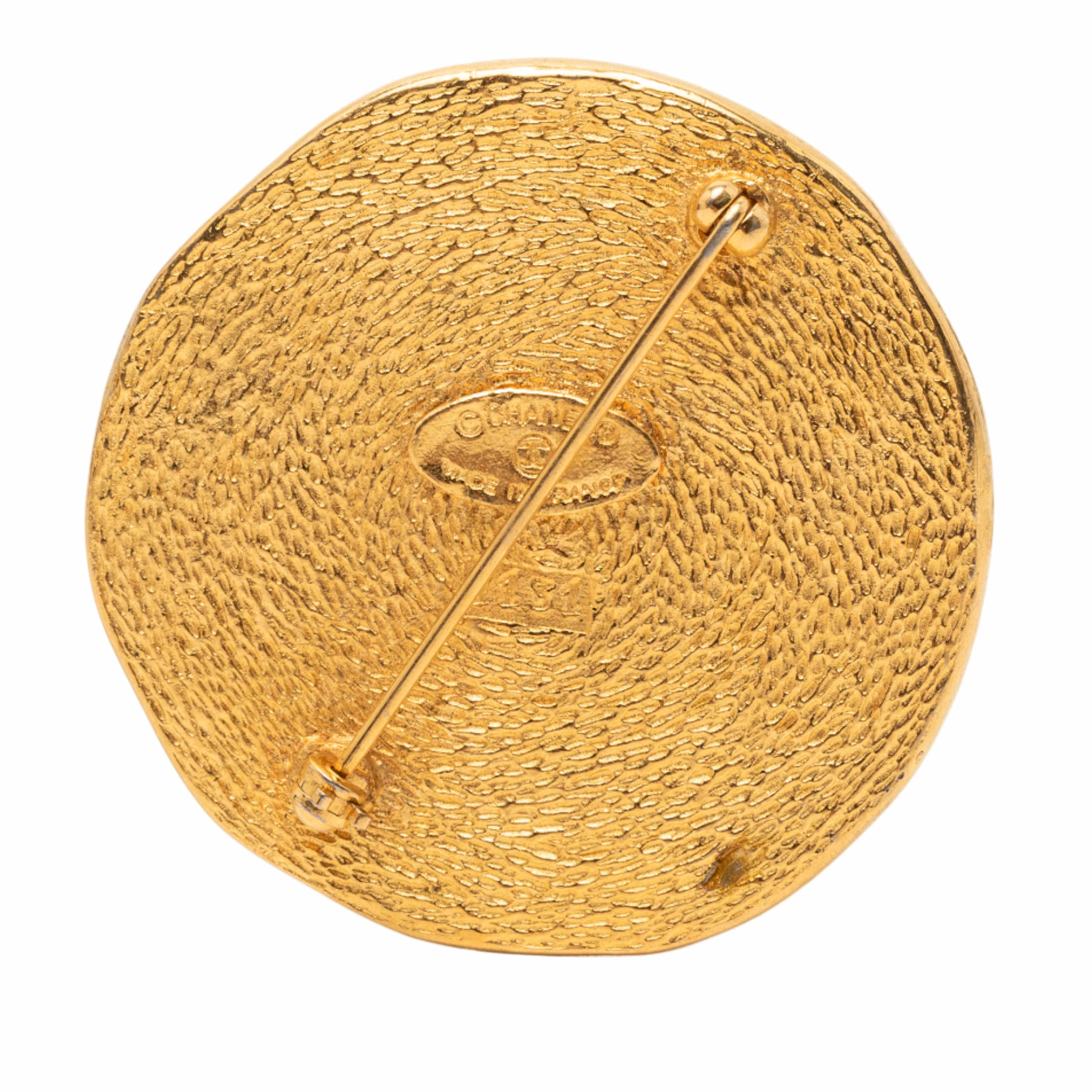 Chanel Gold Plated 31 Rue Cambon Coin Brooch, från Luxclusif, i färgen gold. Klicka för att öppna bilden i stort format