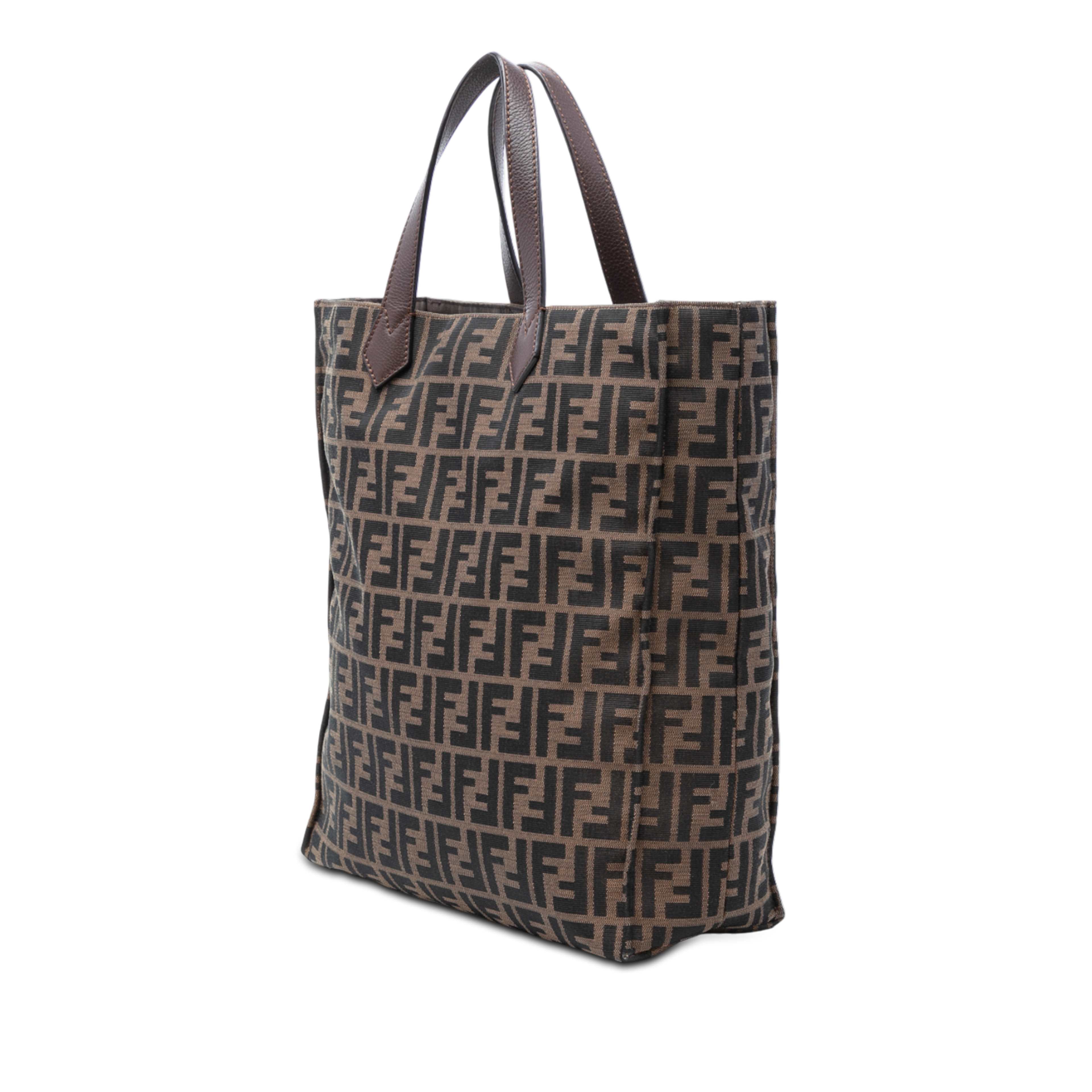 Fendi Zucca Canvas Vertical Shopping Tote, från Luxclusif, i färgen brown. Klicka för att öppna bilden i stort format