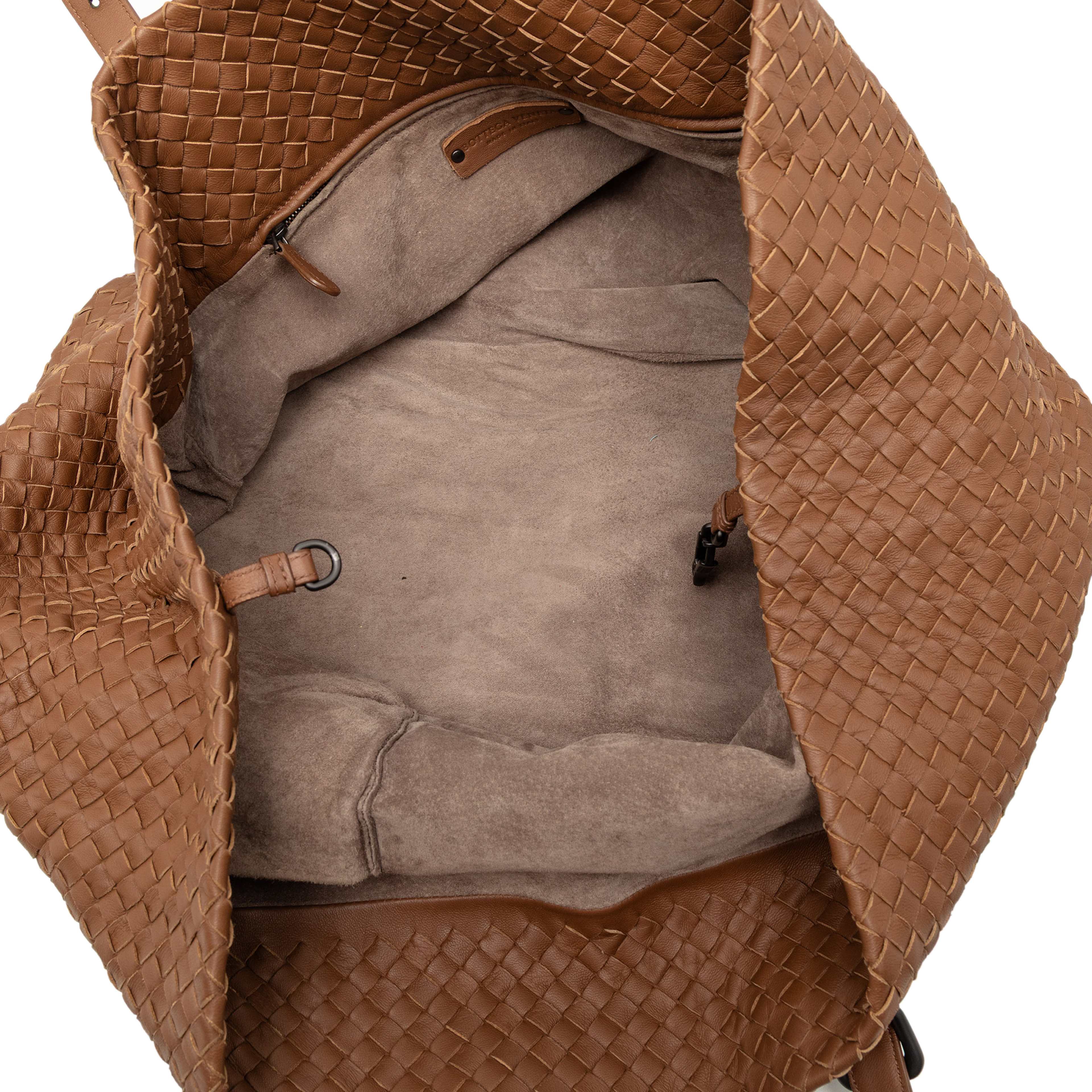 Bottega Veneta Large Nappa Intrecciato Cesta Tote, från Luxclusif, i färgen brown. Klicka för att öppna bilden i stort format