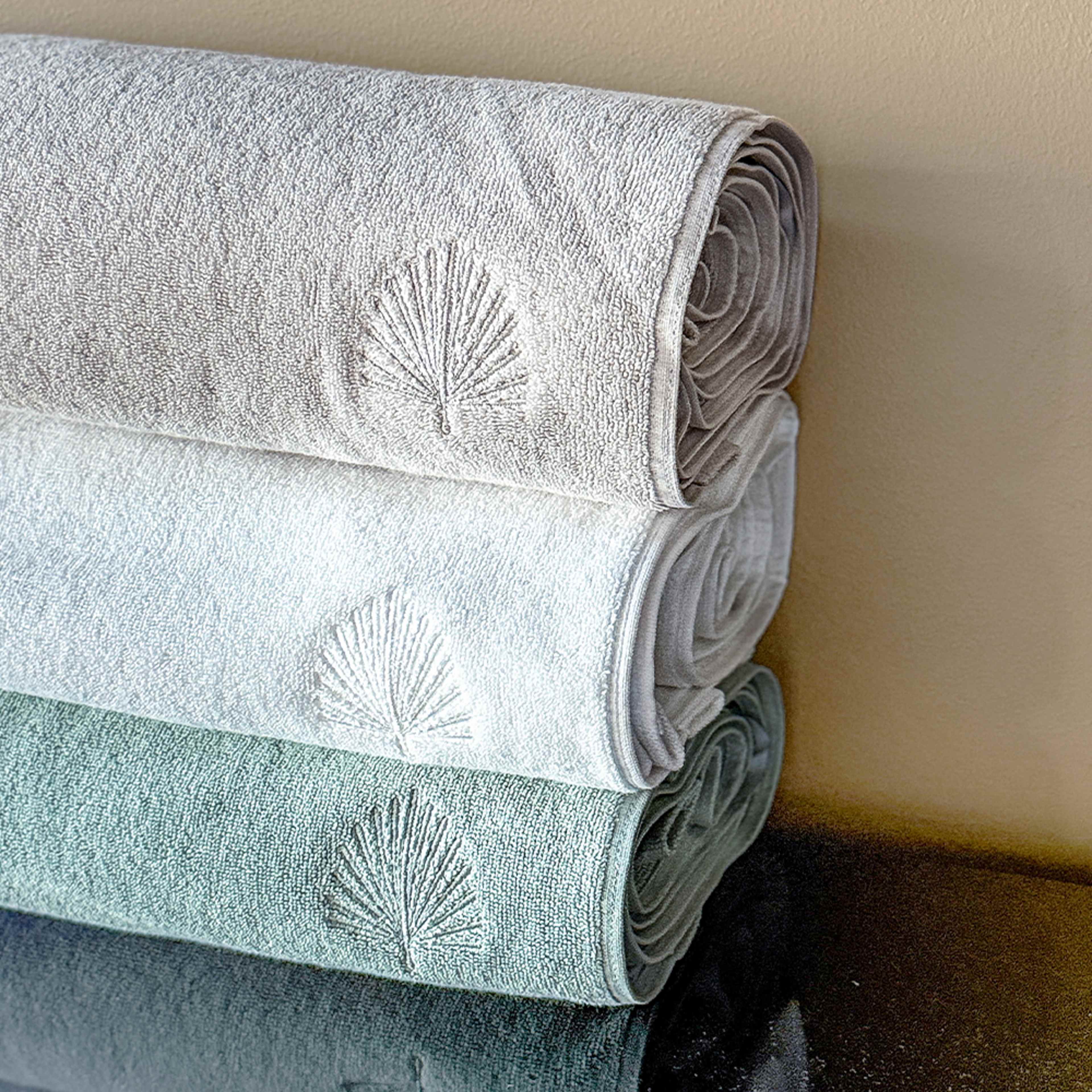 Fluffy Habits - Duschhandduk 70x140cm, från Home of ESS, i färgen green. Klicka för att öppna bilden i stort format