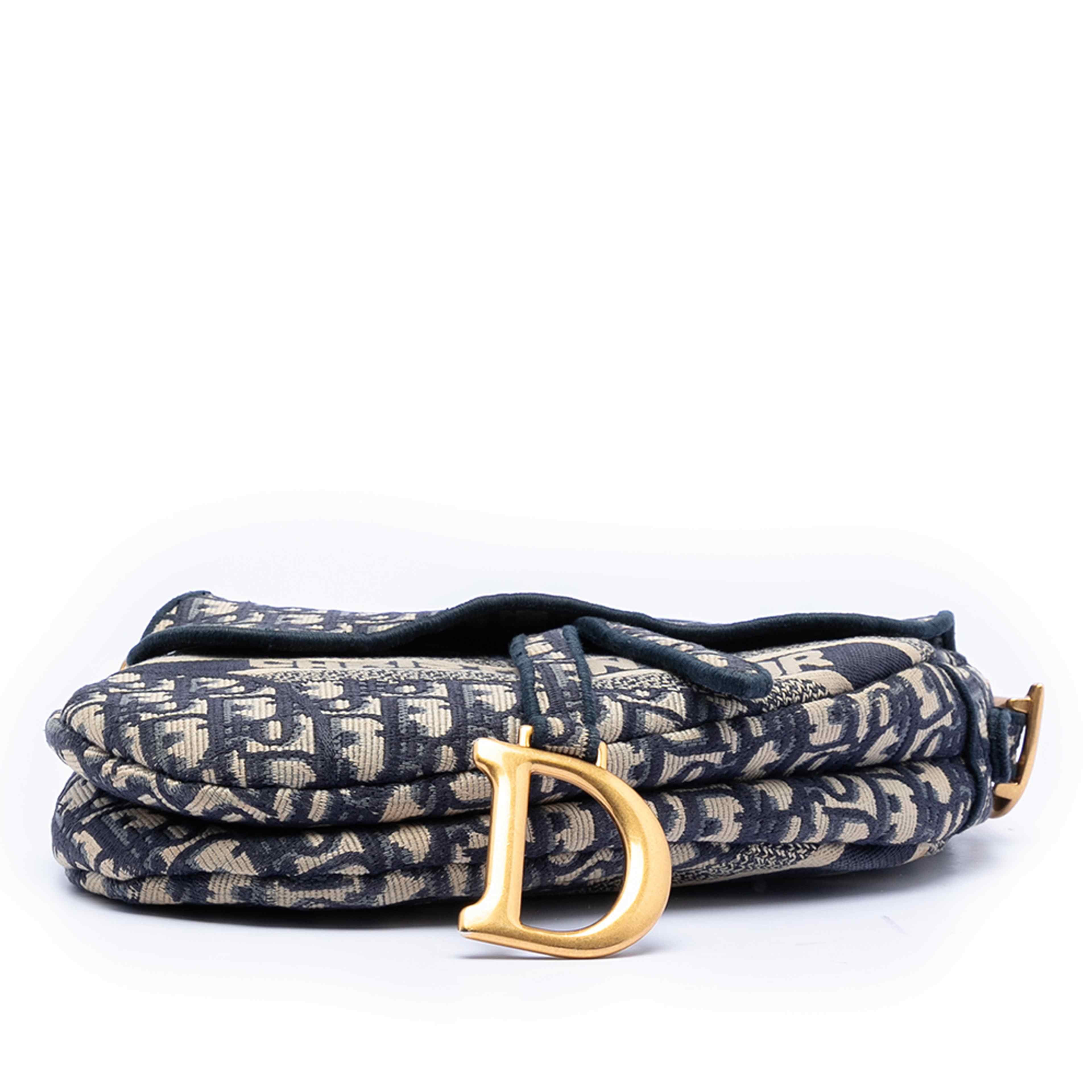 Dior Oblique Embroidered Canvas Saddle Bag, från Luxclusif, i färgen blue. Klicka för att öppna bilden i stort format