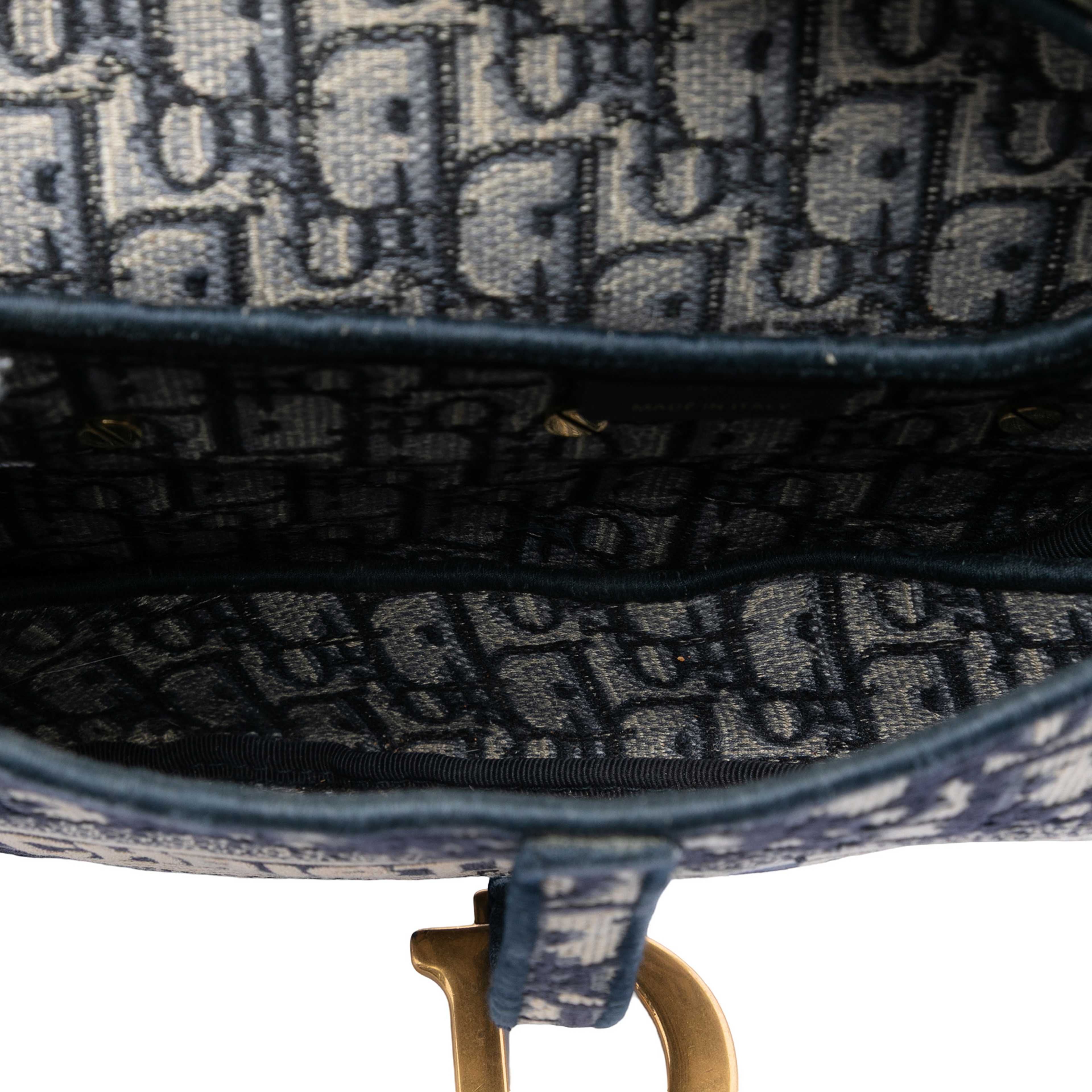 Dior Oblique Embroidered Canvas Saddle Bag, från Luxclusif, i färgen blue. Klicka för att öppna bilden i stort format