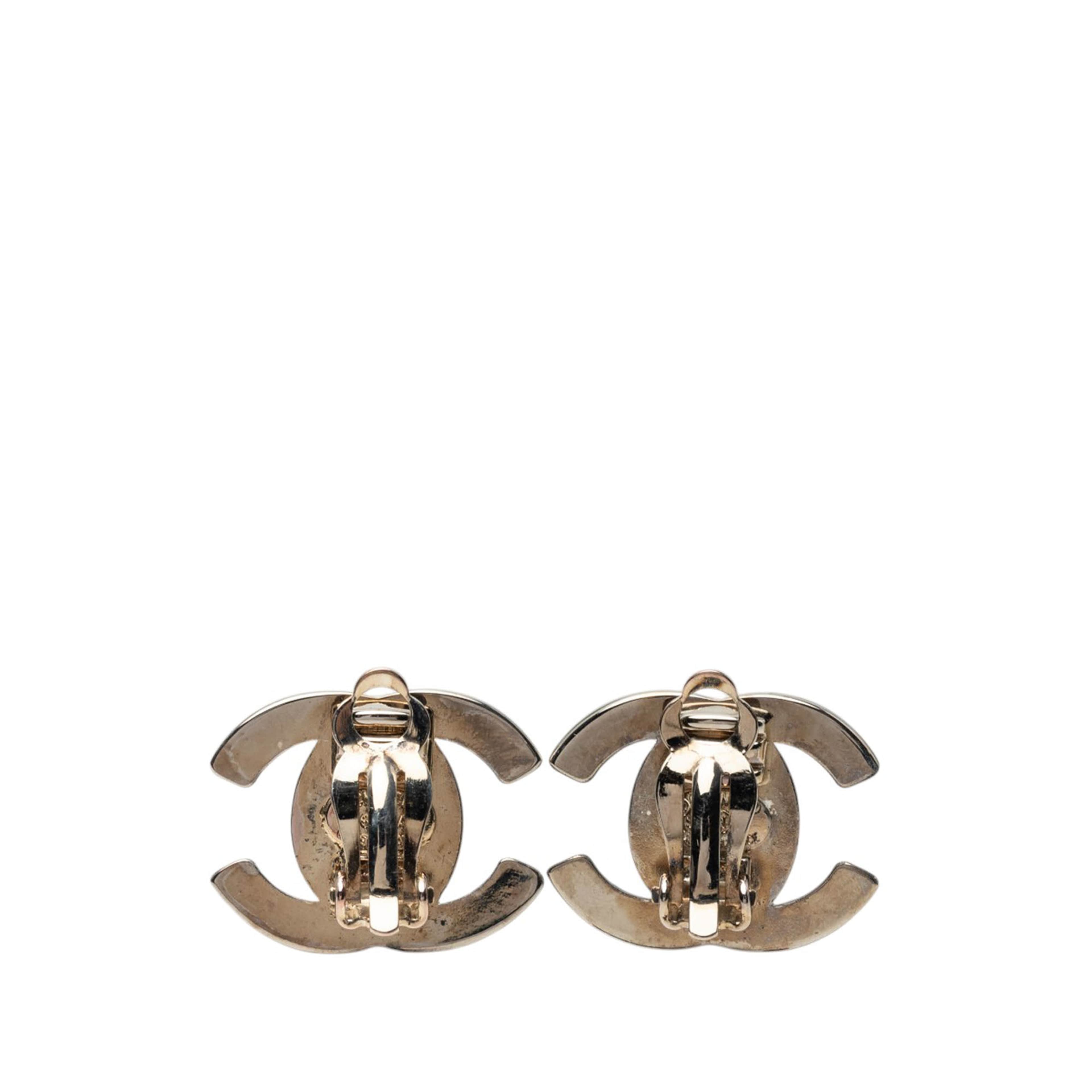 Chanel Cc Brass Turn Lock Clip On Earrings, från Luxclusif, i färgen silver. Klicka för att öppna bilden i stort format