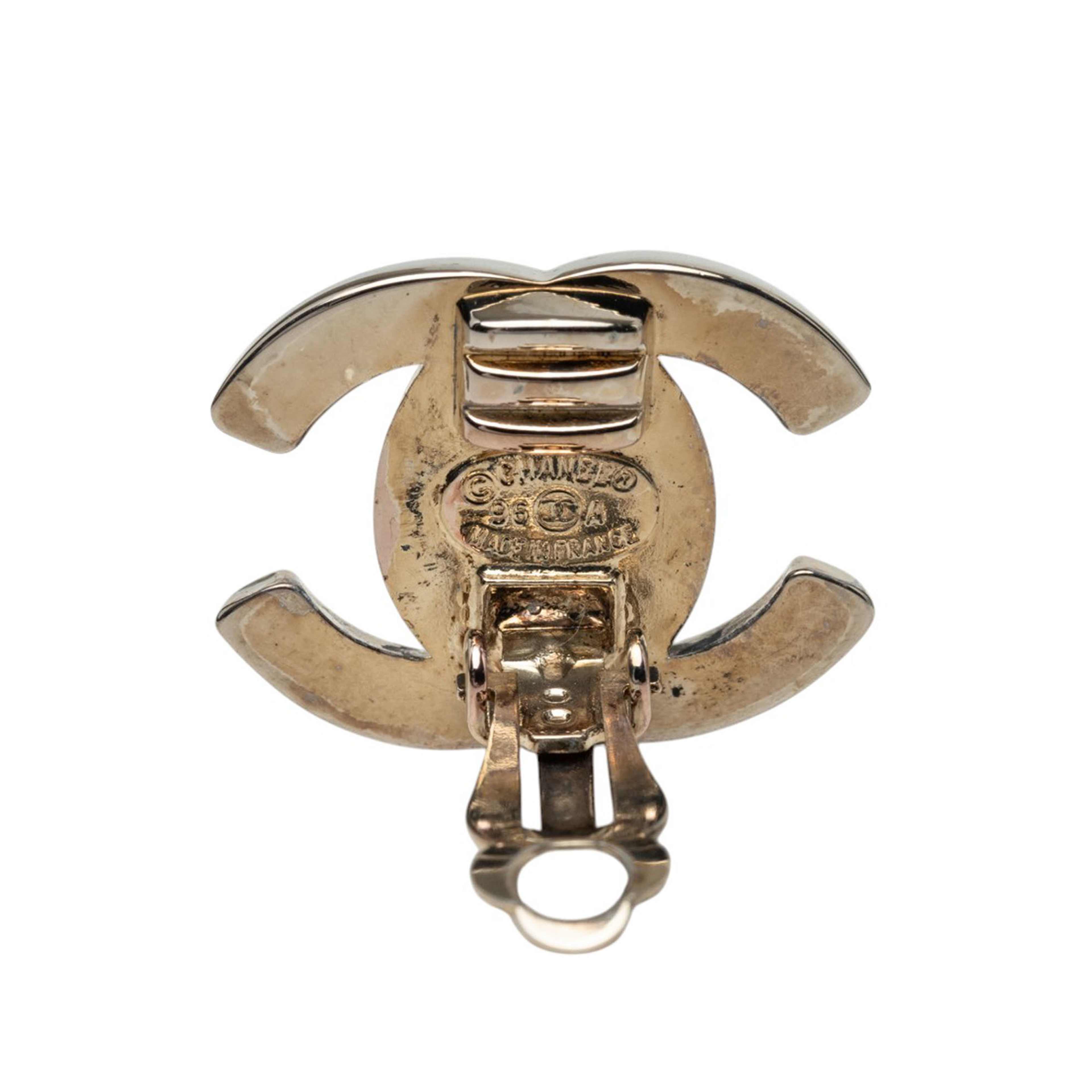 Chanel Cc Brass Turn Lock Clip On Earrings, från Luxclusif, i färgen silver. Klicka för att öppna bilden i stort format