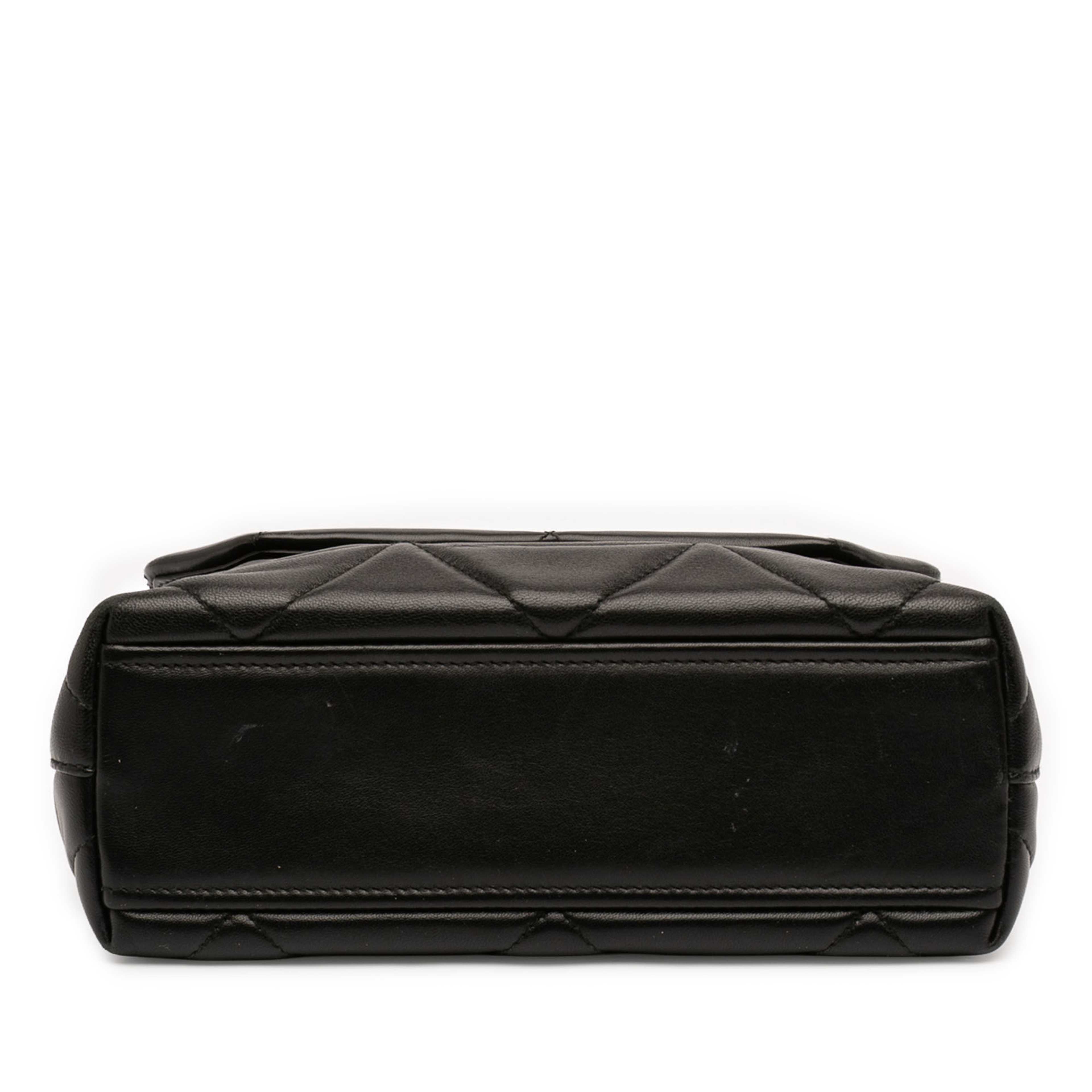 Prada Small Nappa Triangle Stitched Spectrum Flap, från Luxclusif, i färgen black. Klicka för att öppna bilden i stort format