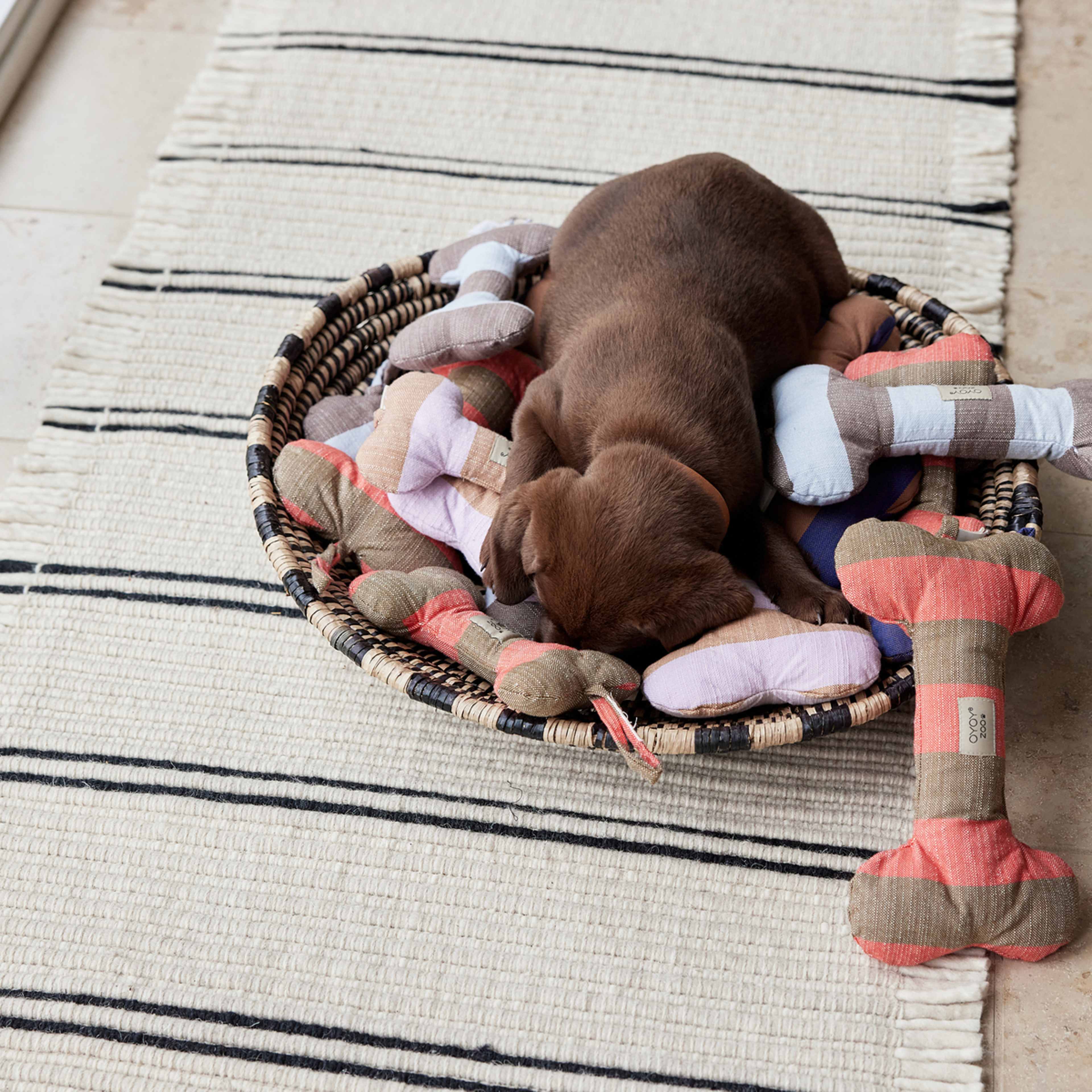 Ashi Dog Toy, från OYOY Living, i färgen caramel. Klicka för att öppna bilden i stort format