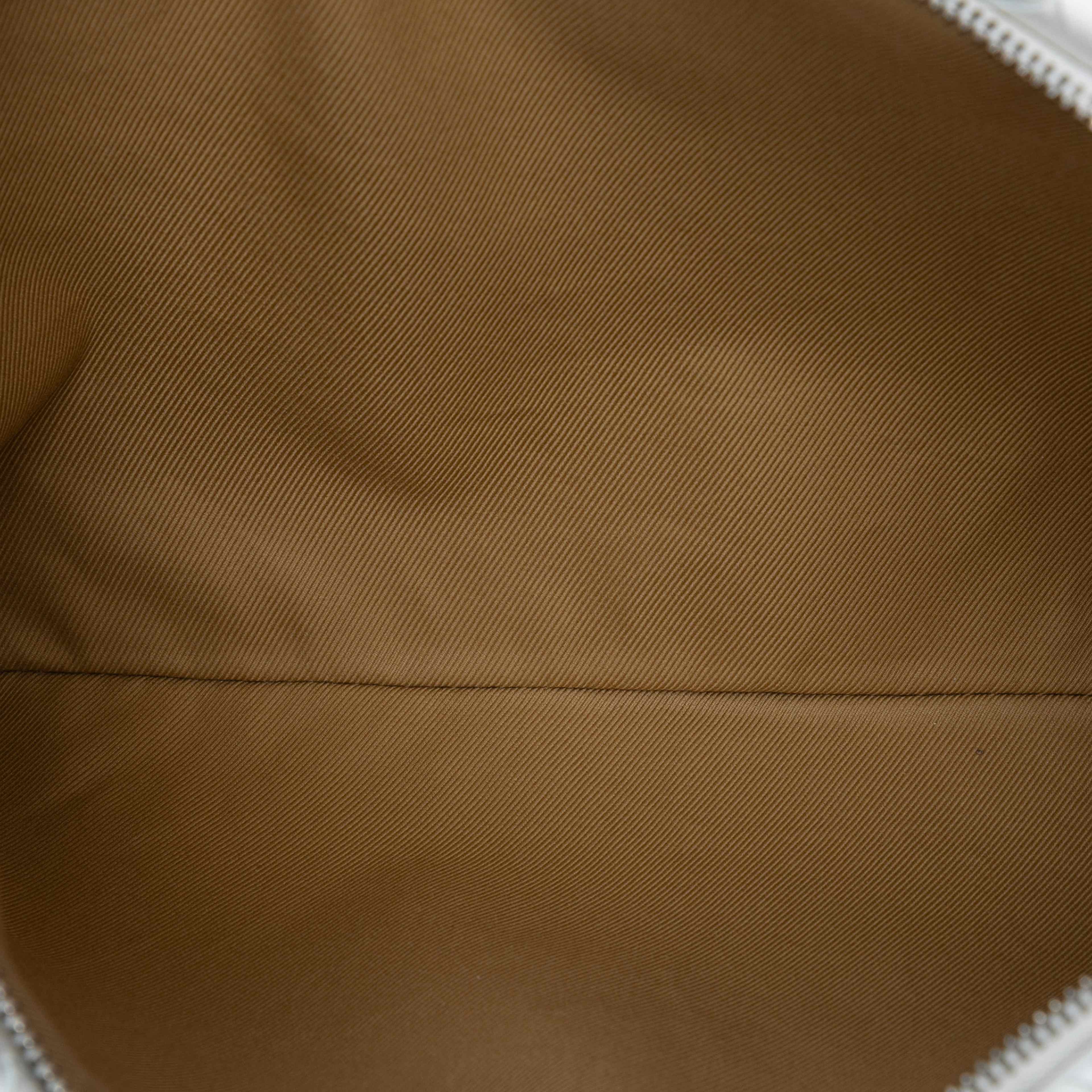 Bottega Veneta Nappa Intrecciato Wristlet Clutch, från Luxclusif, i färgen white. Klicka för att öppna bilden i stort format