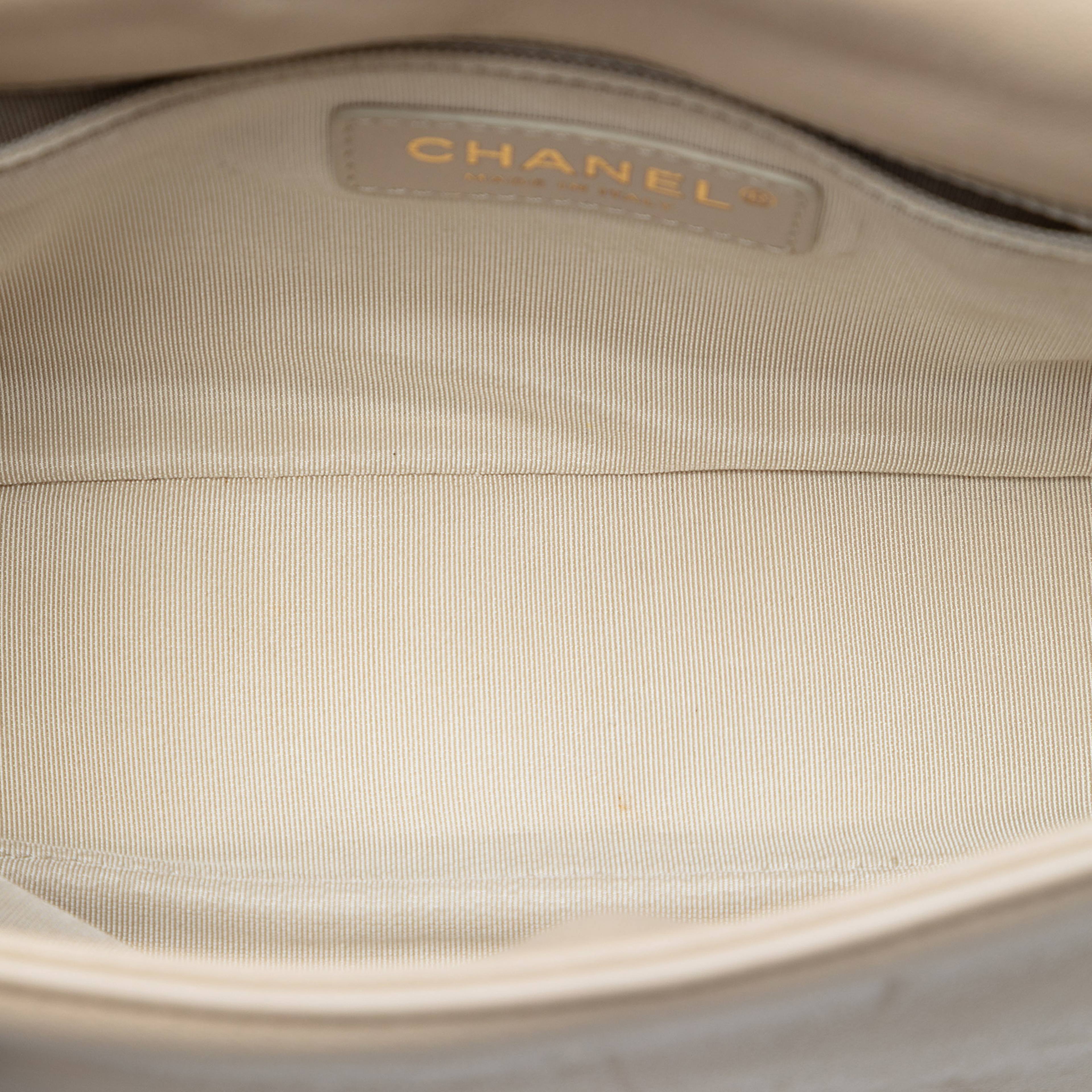 Chanel Mini Quilted Sheepskin Double Chevron Flap, från Luxclusif, i färgen white. Klicka för att öppna bilden i stort format