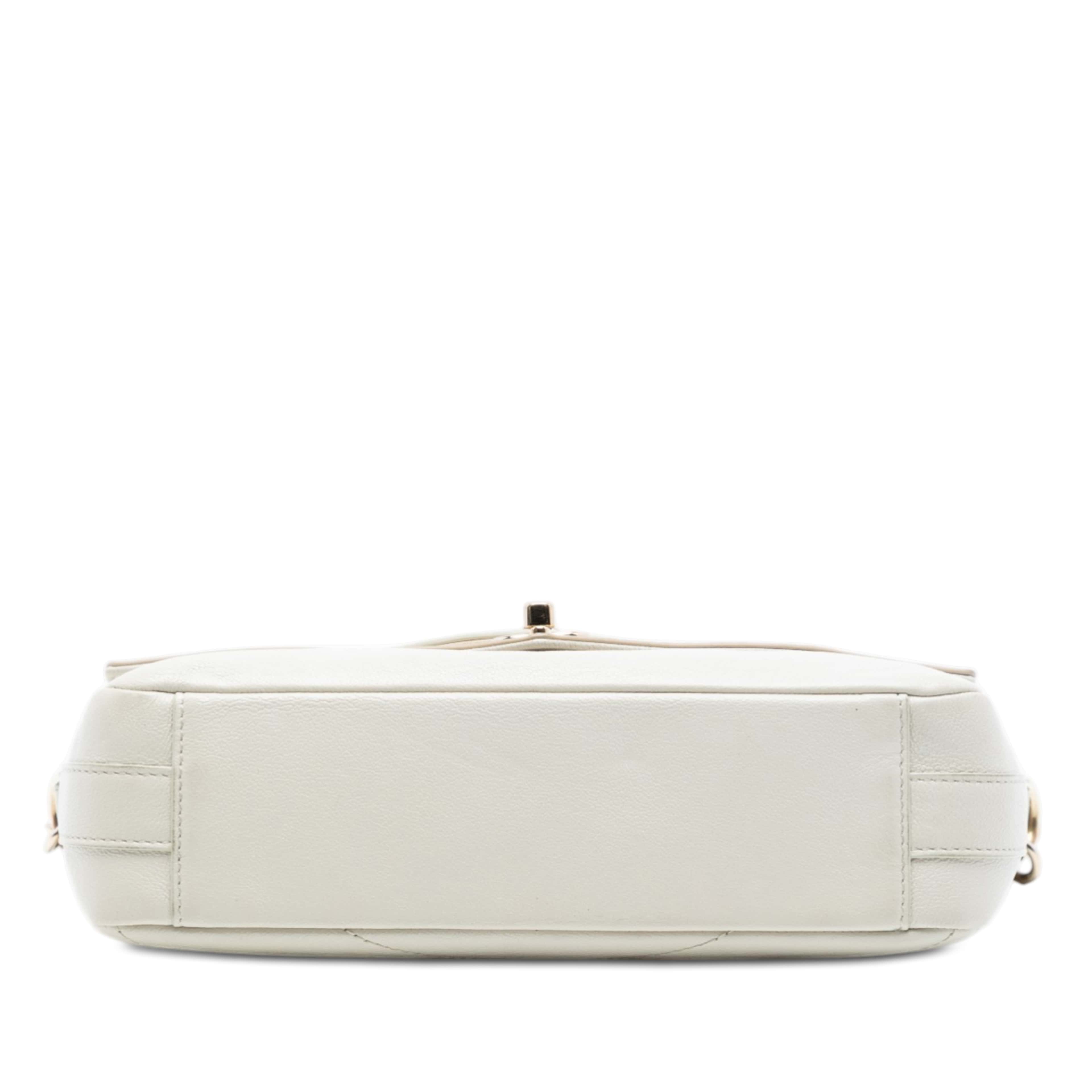 Chanel Mini Quilted Sheepskin Double Chevron Flap, från Luxclusif, i färgen white. Klicka för att öppna bilden i stort format