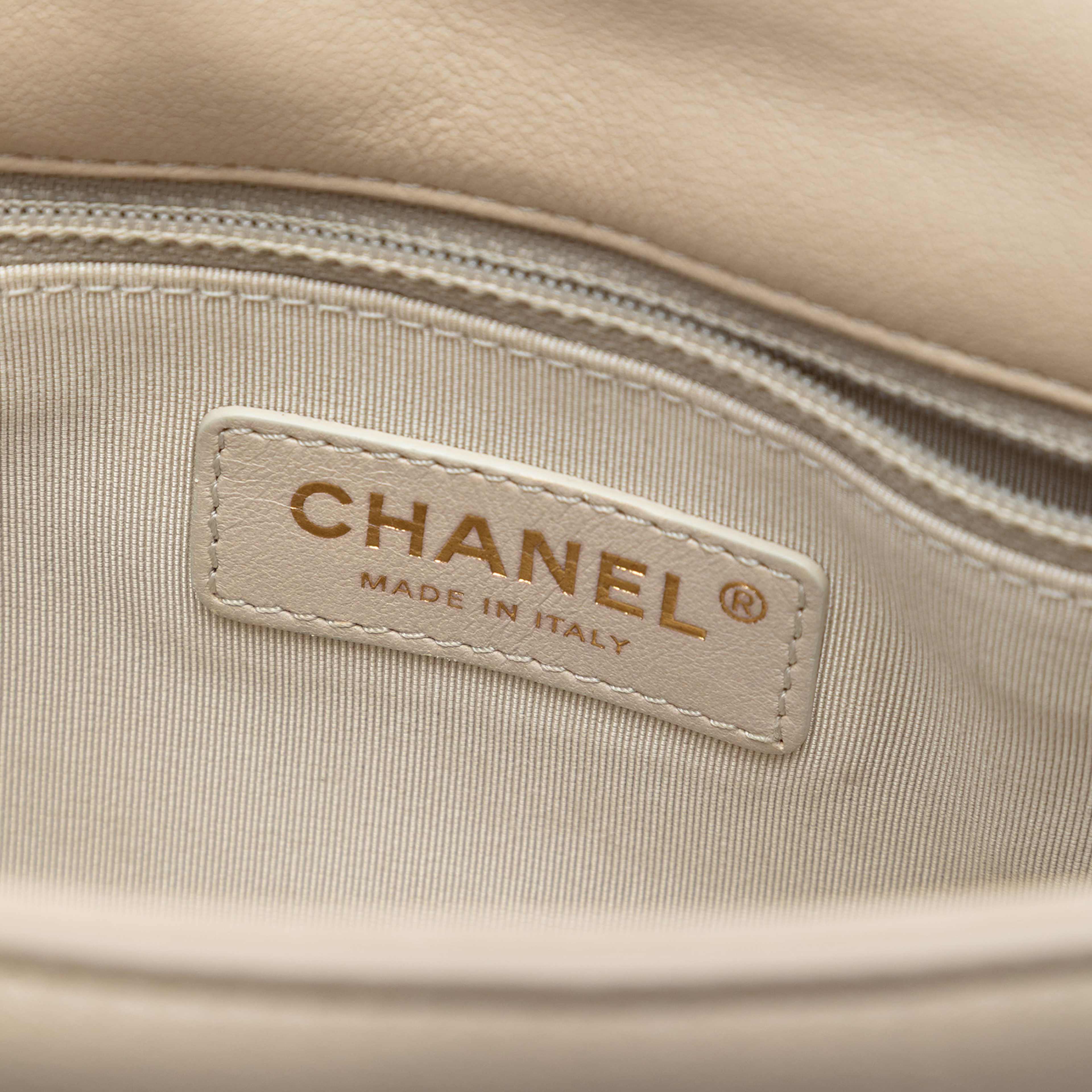 Chanel Mini Quilted Sheepskin Double Chevron Flap, från Luxclusif, i färgen white. Klicka för att öppna bilden i stort format