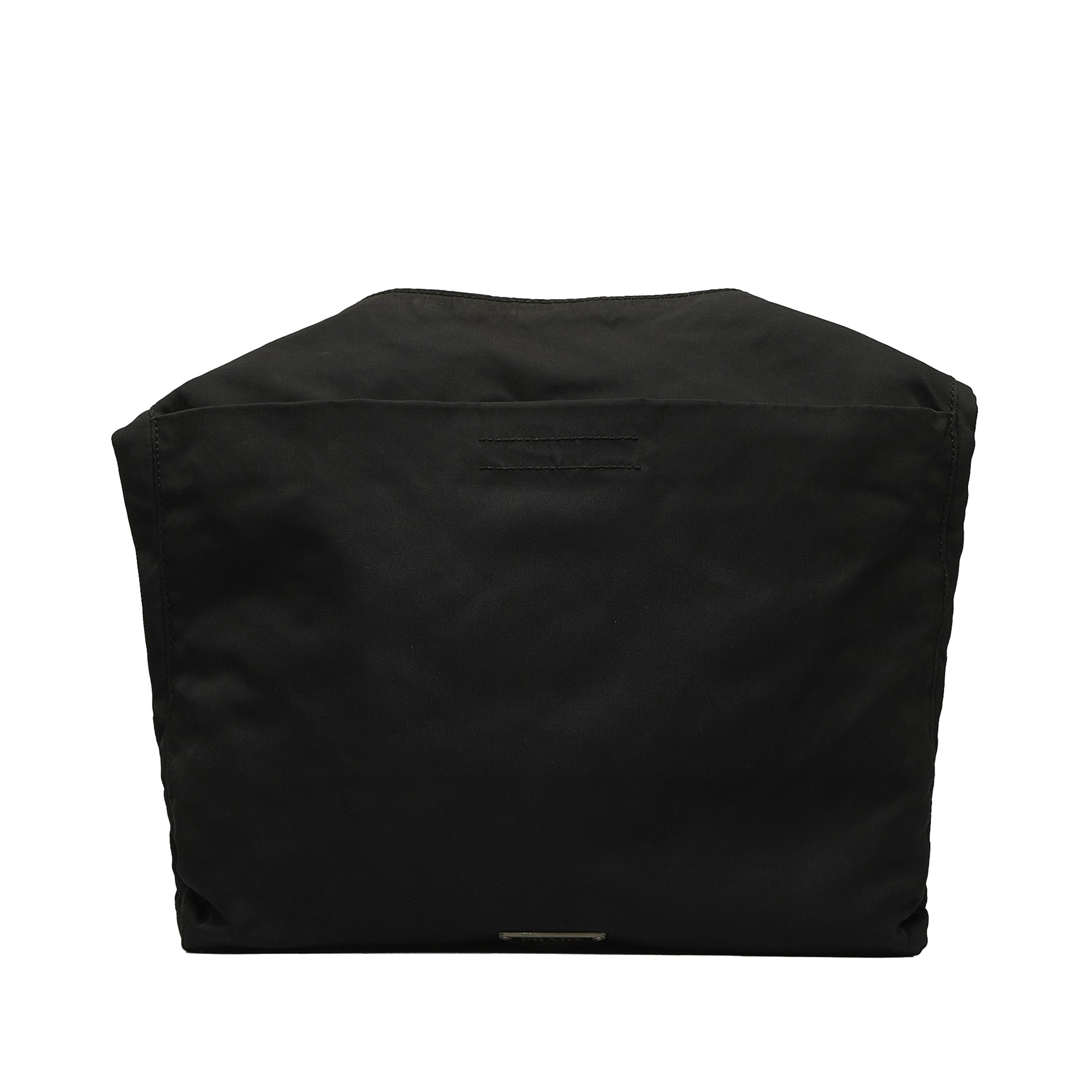 Prada Tessuto Messenger Bag, från Luxclusif, i färgen svart. Klicka för att öppna bilden i stort format