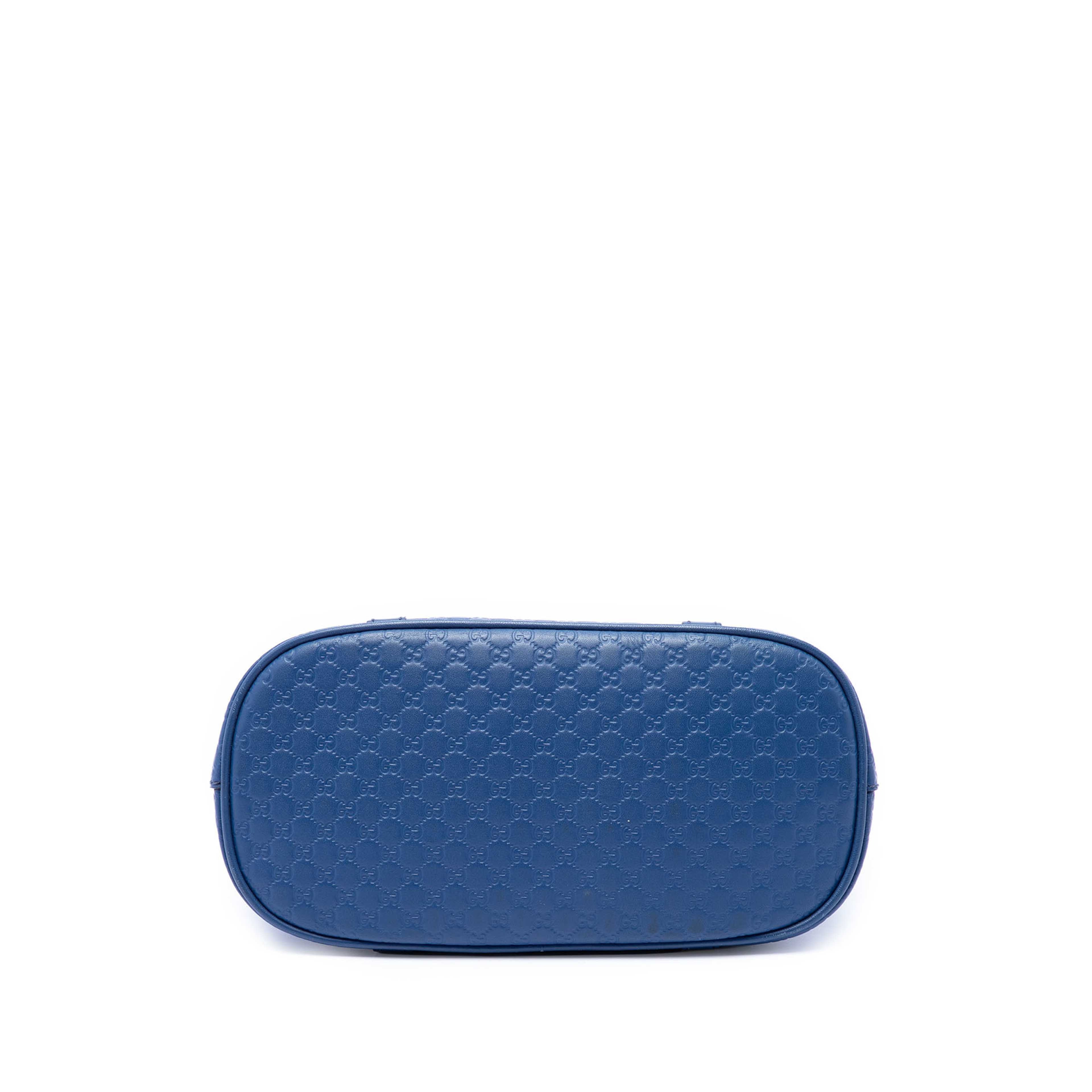 Gucci Mini Microguccissima Dome Satchel, från Luxclusif, i färgen blå. Klicka för att öppna bilden i stort format