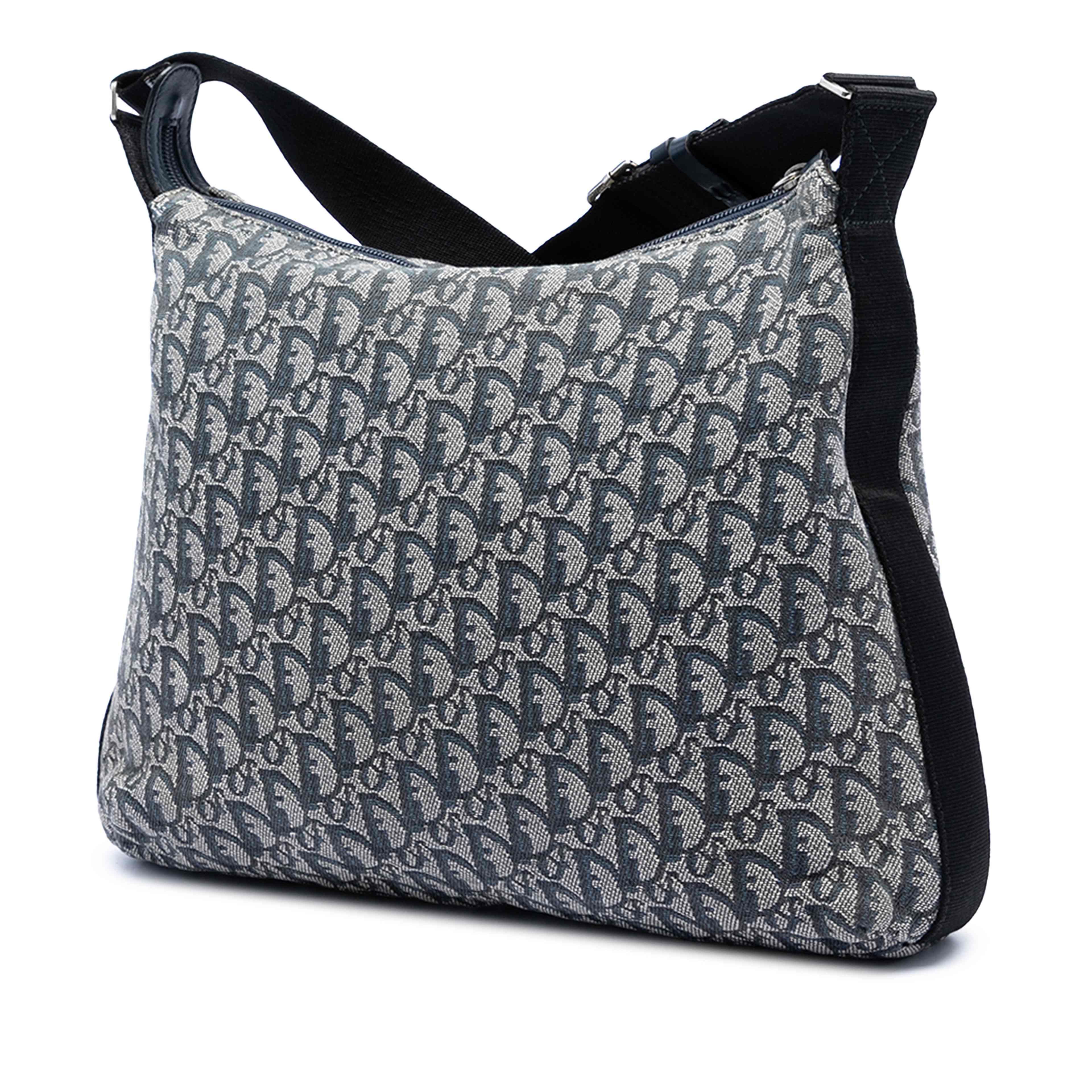 Dior Diorissimo Trotter Canvas Crossbody, från Luxclusif, i färgen blå. Klicka för att öppna bilden i stort format