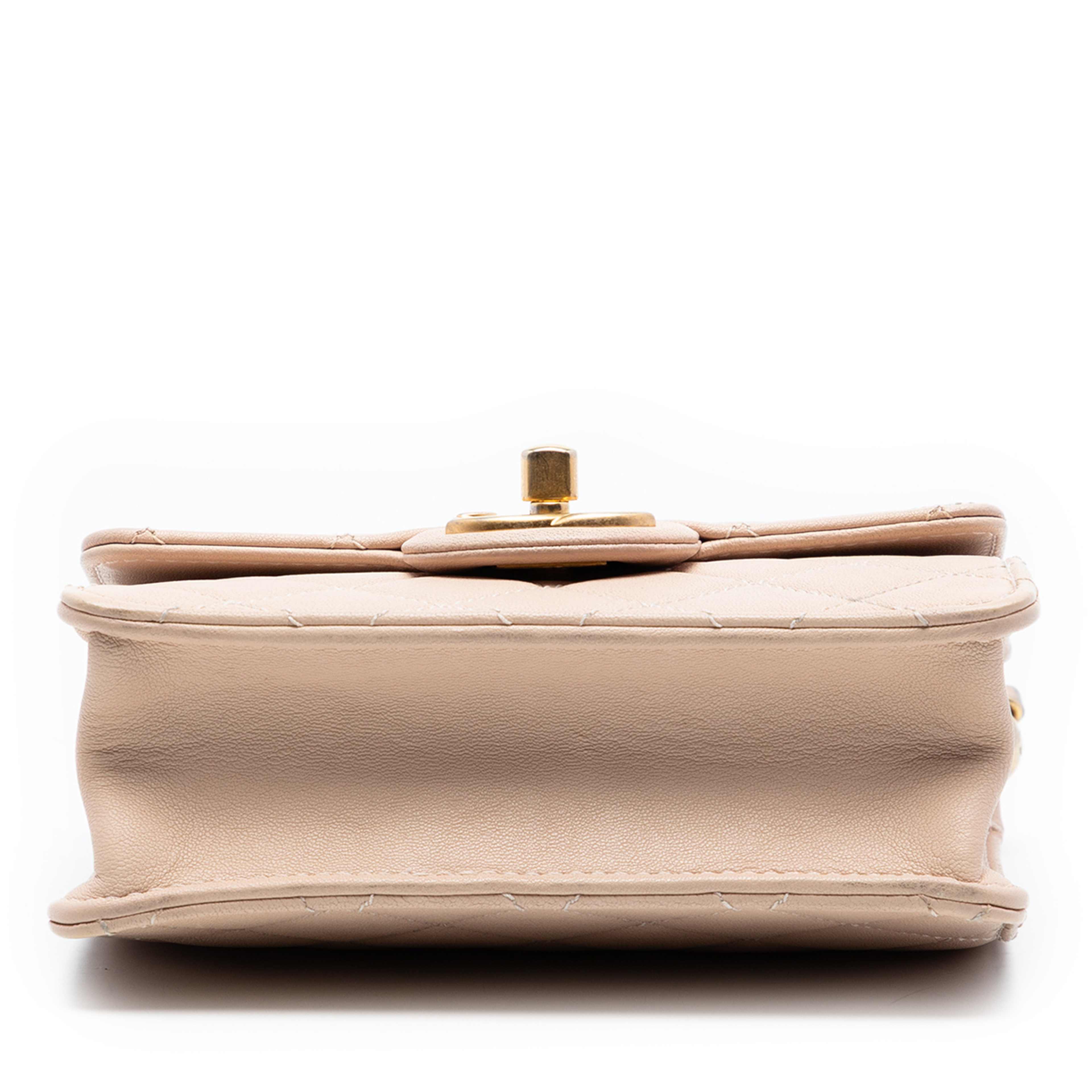 Chanel Small Quilted Lambskin Chic Pearls Flap, från Luxclusif, i färgen beige. Klicka för att öppna bilden i stort format