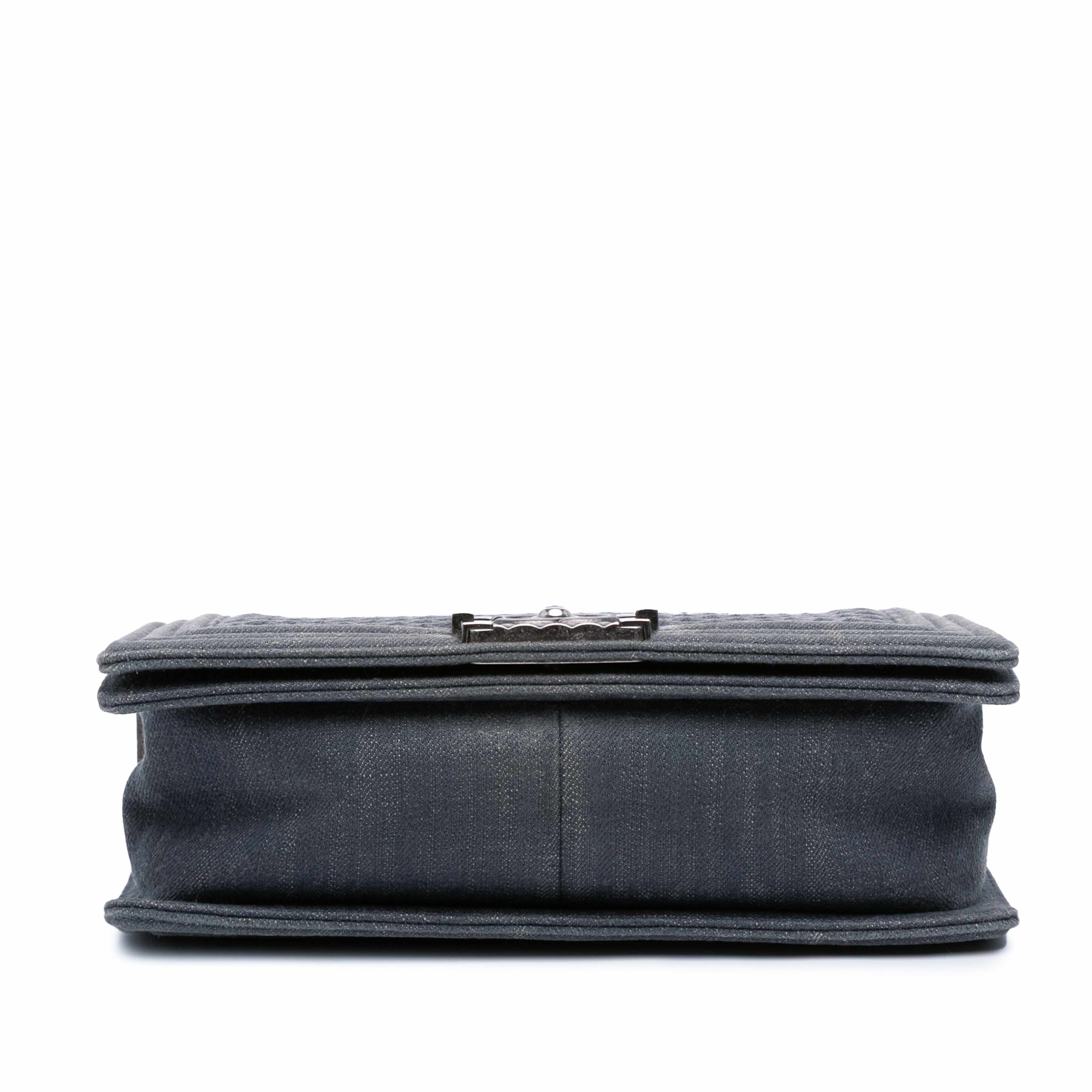 Chanel Medium Embossed Denim Boy Flap, från Luxclusif, i färgen blå. Klicka för att öppna bilden i stort format
