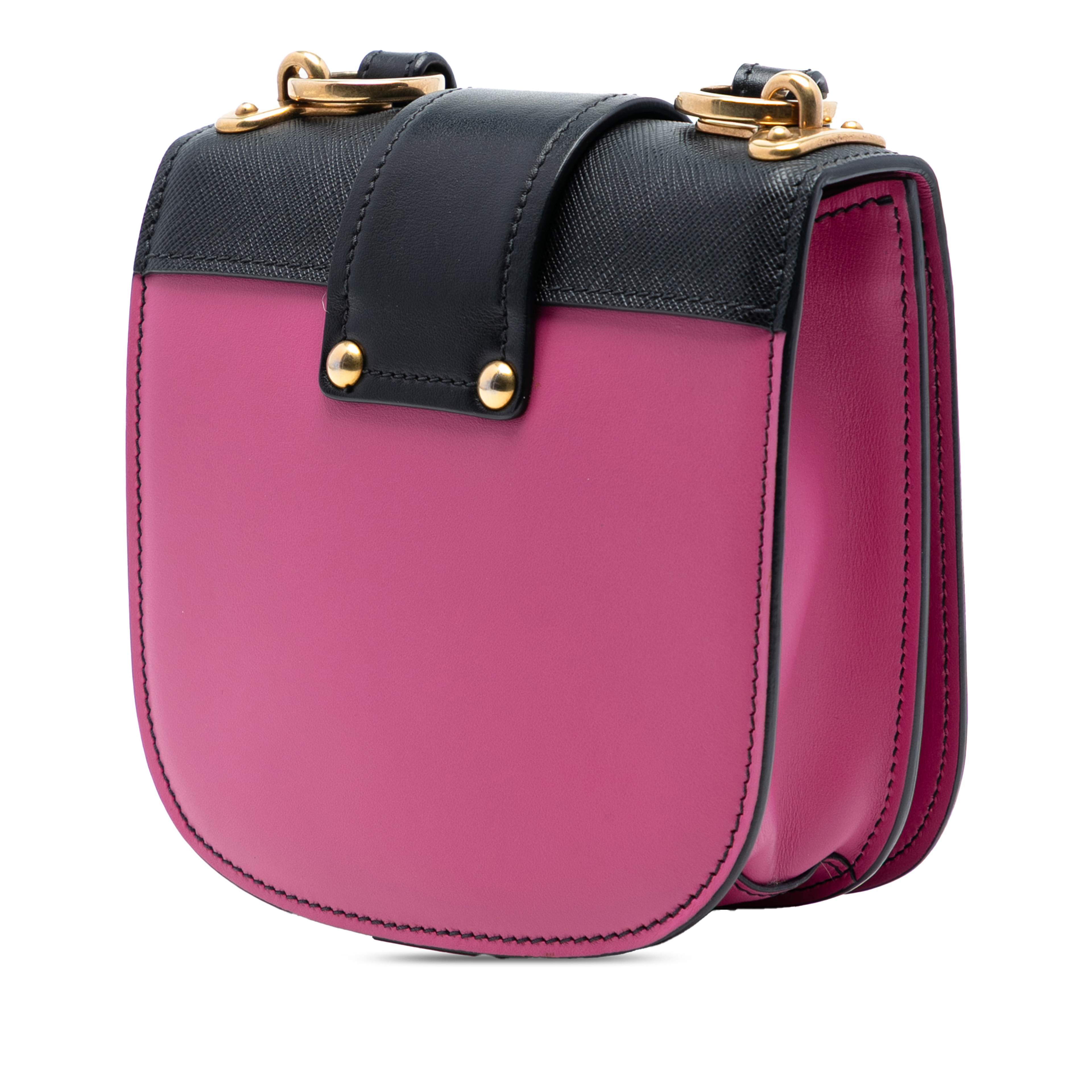 Prada Saffiano Trimmed City Calf Pionniere Crossbody, från Luxclusif, i färgen pink. Klicka för att öppna bilden i stort format