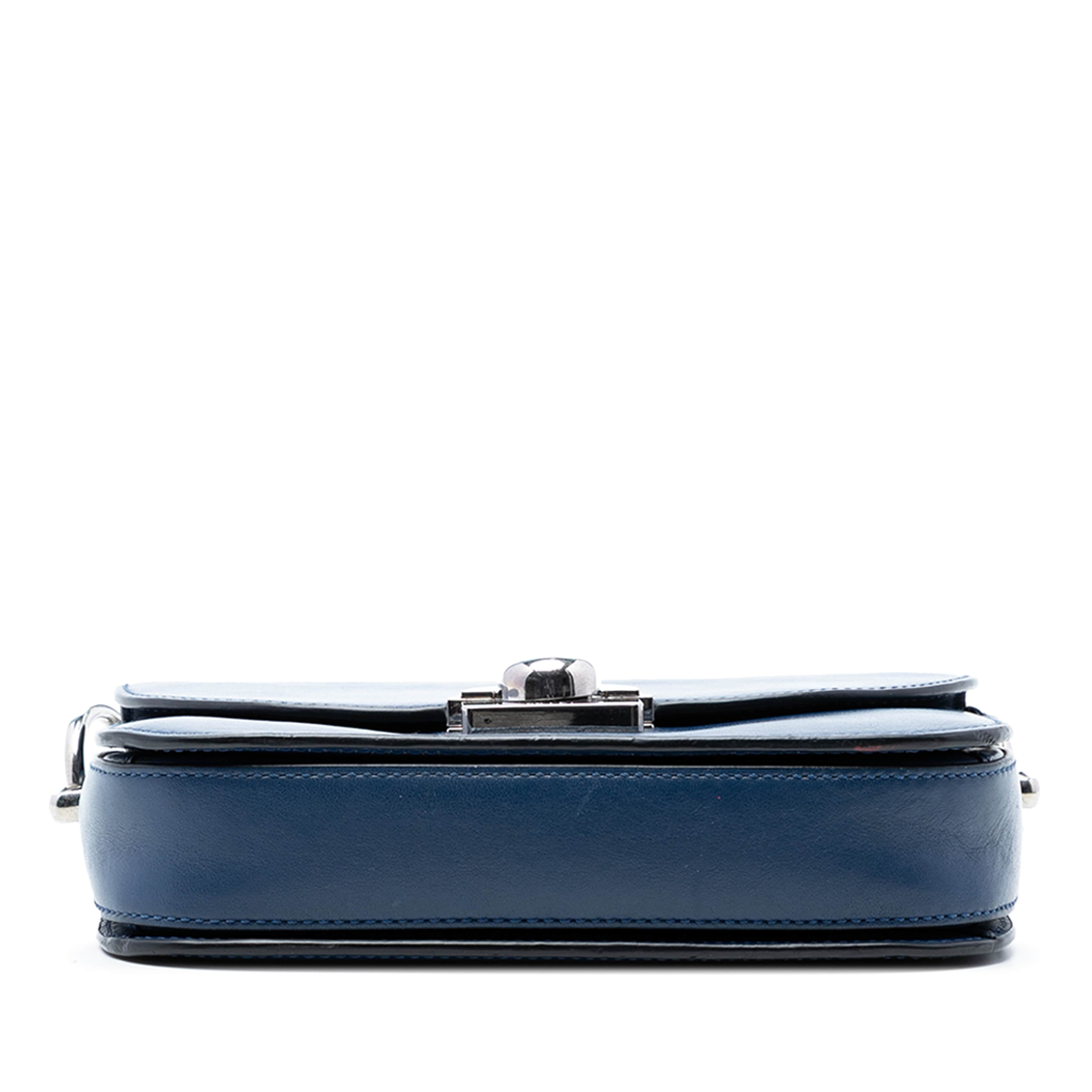 Prada Glace Calf Arcade Crossbody, från Luxclusif, i färgen blå. Klicka för att öppna bilden i stort format
