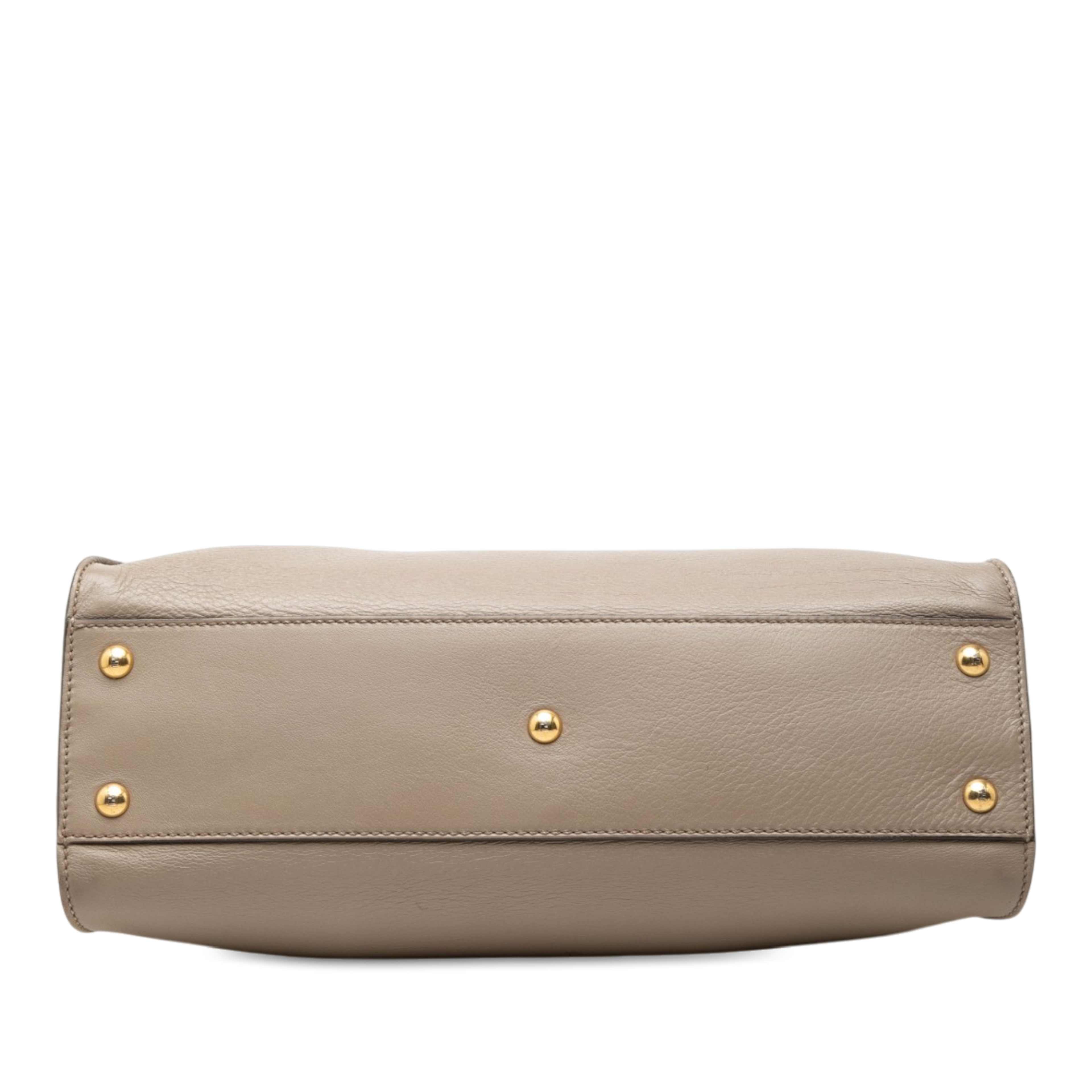 Fendi Medium Leather Peekaboo Iconic Satchel, från Luxclusif, i färgen brun. Klicka för att öppna bilden i stort format